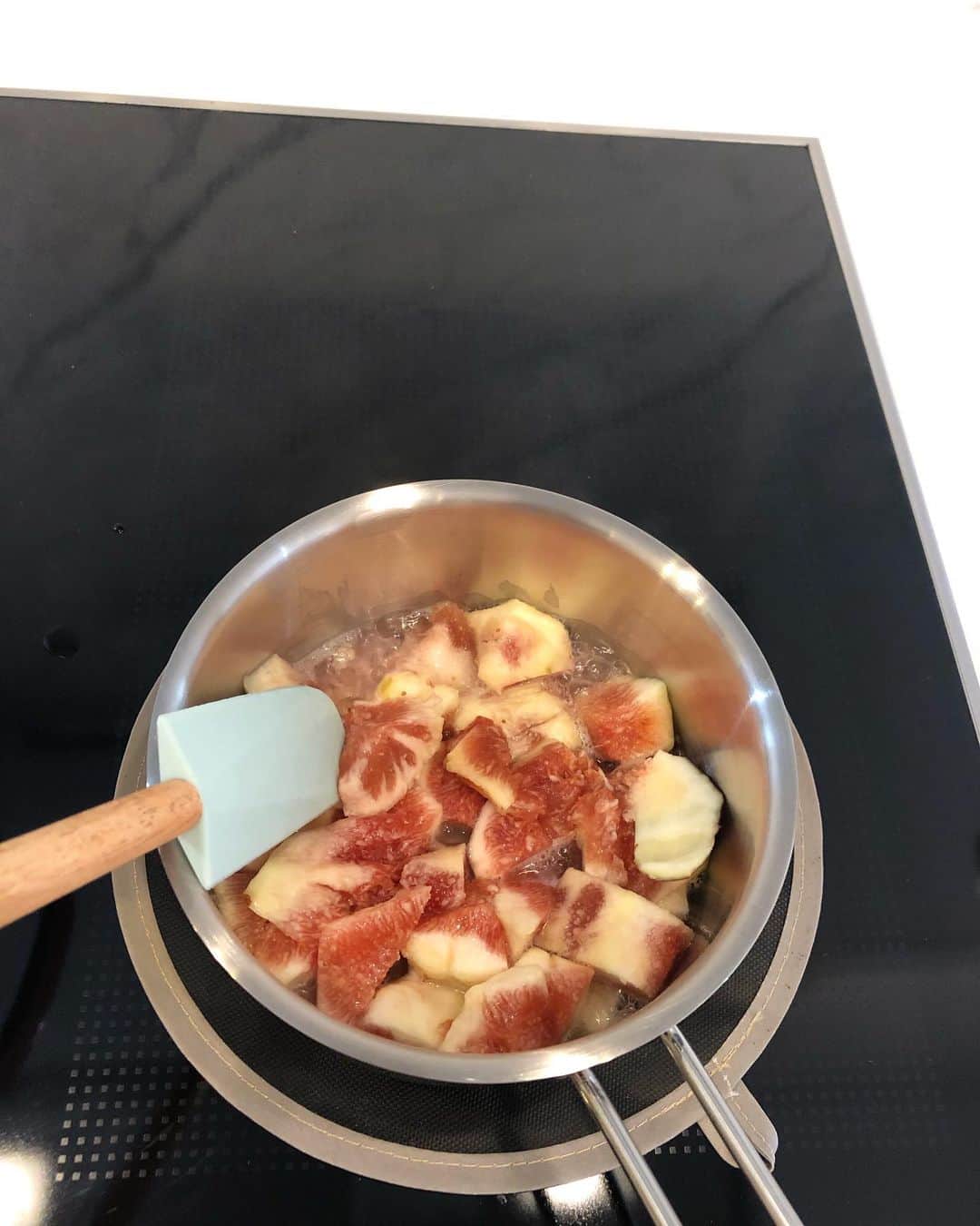 吉原珠央さんのインスタグラム写真 - (吉原珠央Instagram)「無花果（イチジク）♫ 先日、息子の幼稚園行事に参加してくれた私の父が農園で買ってきくれました。すでに完熟状態だったので、甘く煮込んでヨーグルトと一緒に頂くことに^_^  #イチジク #久しぶり #皮にはポリフエノール #すっかり忘れて剥いてしまった（涙） #じいじと孫 #来てくれてありがとう #移動の多い水曜日」9月18日 21時19分 - tamaoyoshihara