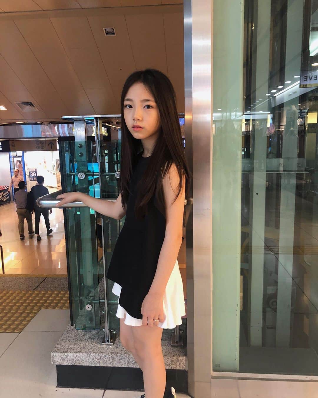 ウンチェのインスタグラム：「. 이제 엄마랑 오전에 데이트 할 날도  얼마 남지 않았다................😭 . (이것은 기쁨의 눈물😏) . . . #수요일#일상#ootd#ustabelle  #남은방학#알차게#데이트#해보자 #방학이#대학생수준#고지가보인다 #키즈모델#주니어모델#이은채」