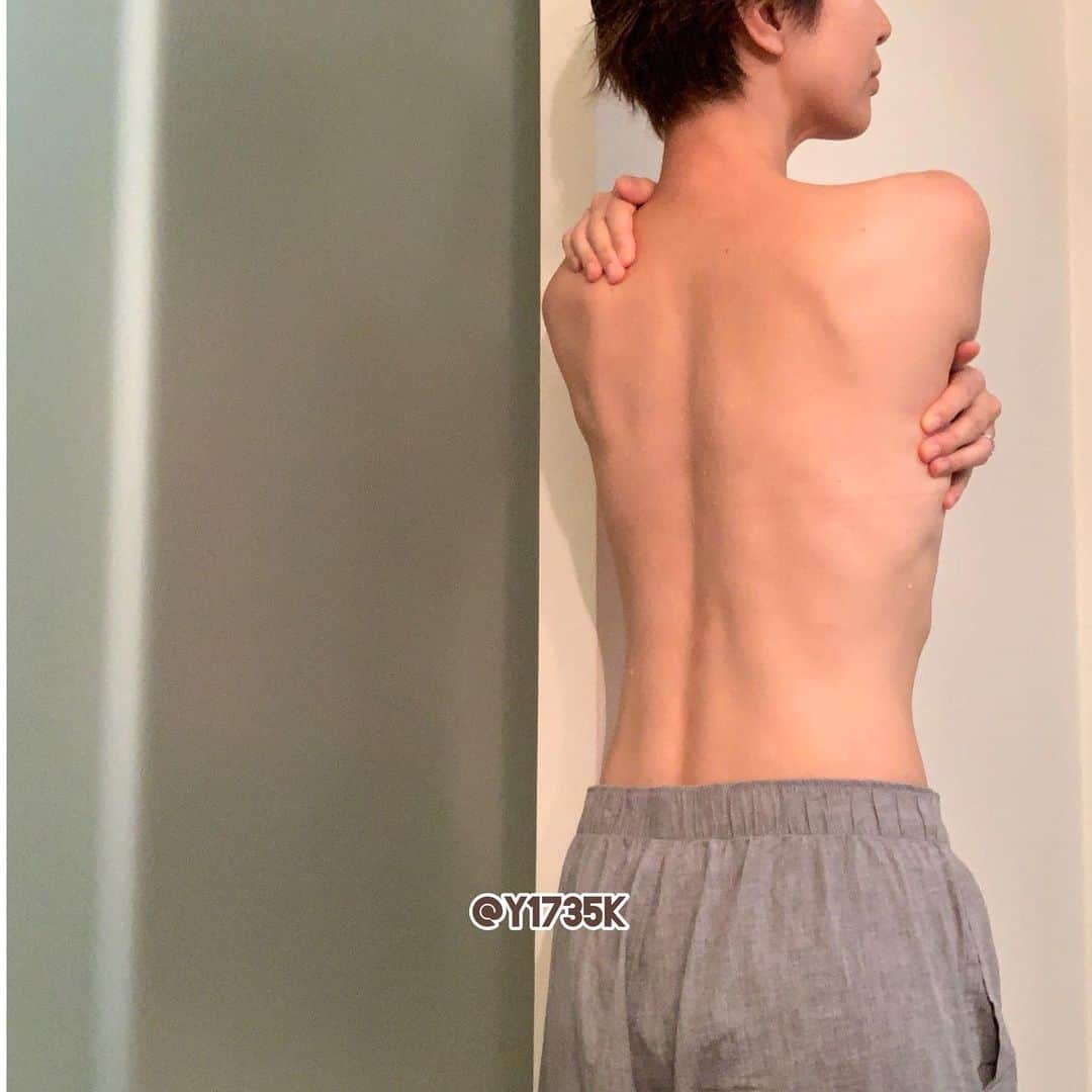 y1735kのインスタグラム：「『背中を押す』 行動しようか、迷ったり躊躇している人に最後のひと押し、決断を促す。 ・ でも年を重ねるごとに『背中を押すのは自分自身』になってきているのすごく実感。 ・ だからこそ 背中には【安定と穏やかさを】 自分で自分にGOを出したら すぐに羽ばたけるように 人間の翼である肩甲骨周りは柔軟に🕊 ・ ・ 生理中で、お腹は力が入らずゆるゆる過ごしておりますが、背中には安定さを☝️ ・ #背中 #ヨガ」