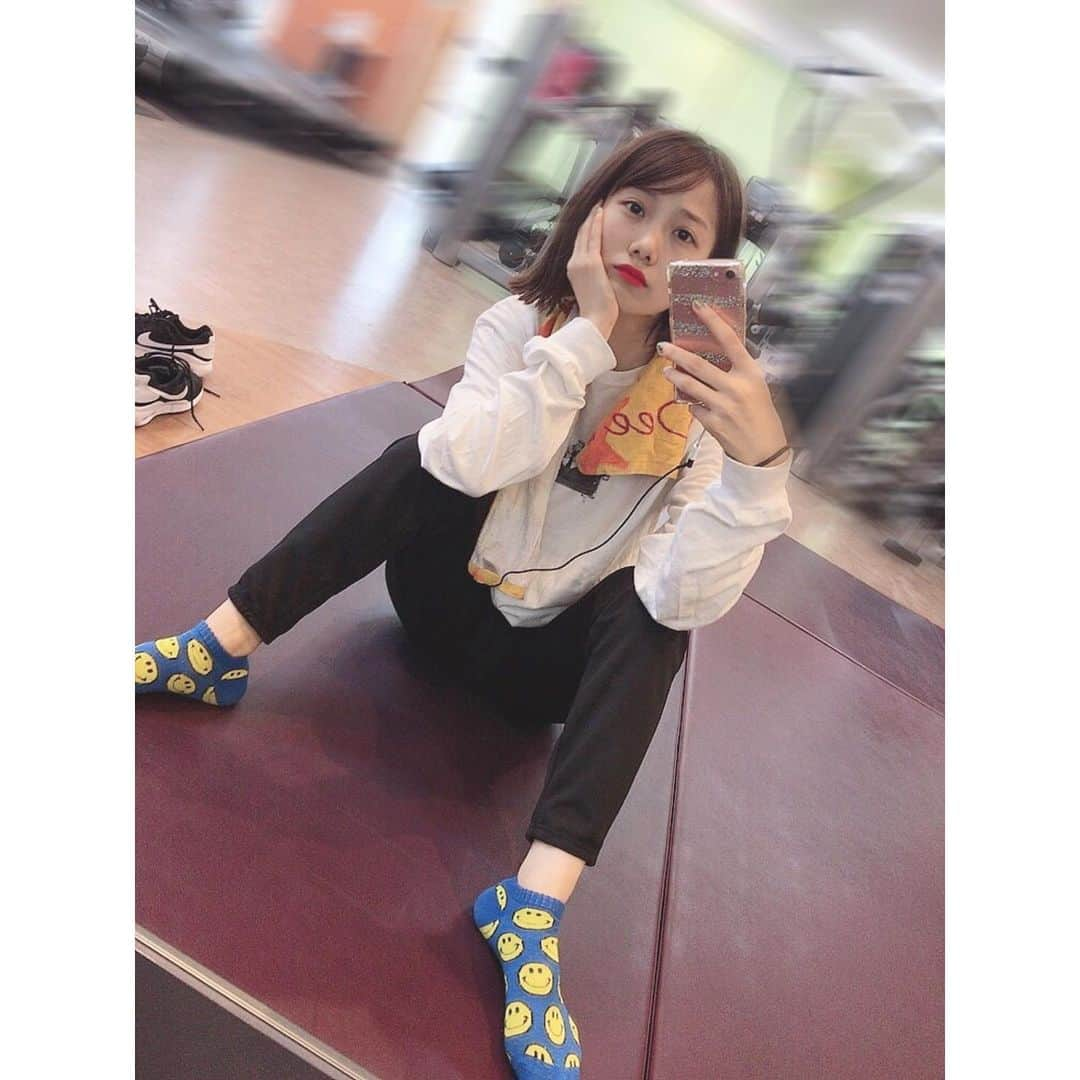 MOMOKAさんのインスタグラム写真 - (MOMOKAInstagram)「・ ジム行くときはリップだけ。(笑) 今日は、とにかく無になって歩くって日。 最初筋トレばーっとして、 そのあと1時間ちょい歩いたかな。ペースも、自分のペースで変えつつ、歩いたよ☺️ ペース遅かったからかな、もうちょい歩けたな〜歩けばよかったかな🤔笑 2枚目は疲れて謎の表情、1枚目もやばいか、 🤗笑 おつかれさ〜〜〜ん！ えがお〜スマイル〜〜☺️ #training#fitness#body#bodymaking#workout#gym#ワークアウト女子#頑張ります💪#筋肉痛。笑」9月18日 21時29分 - momoka_jewel