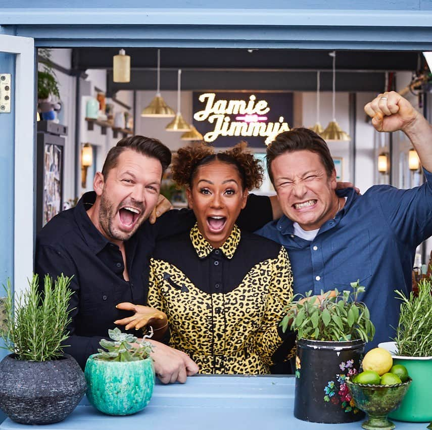 ジェイミー・オリヴァーさんのインスタグラム写真 - (ジェイミー・オリヴァーInstagram)「We had a right laugh with this special Spice Girl @officialmelb she put in a proper shift in the kitchen, cooked up a storm and took great care of our cafe guests thank you Mel you totally over delivered jamie oxx」9月18日 21時32分 - jamieoliver