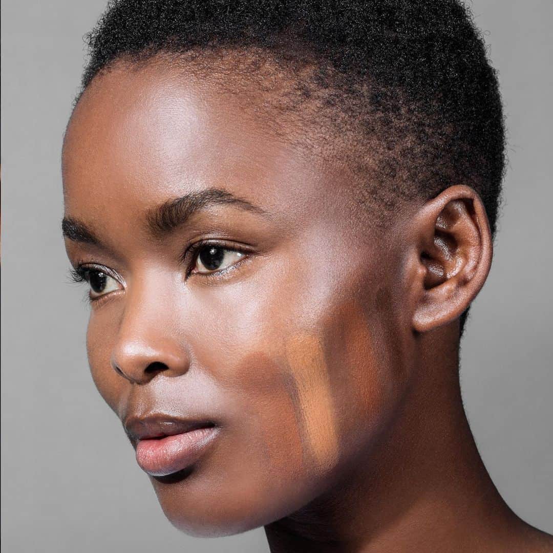 ボビー・ブラウンのインスタグラム：「Truth be told I don’t wear foundation and prefer skin when it’s only spot applied. I do, however, wear concealer and/or a corrector pencil in the deep crevices of the eye (which seems to get deeper every year). Beauty School 101 lesson is that what you choose to even out your skin or diminish redness around the nose has to blend in when applied. And tip for darker skin tones: if it’s ashy, not only is the color wrong, but formula is, too. I’ve been answering your makeup questions on @bbportfolio. Happy to teach you guys the simple tricks that demystify my crazy industry. @flavianamatata @benritterphoto」