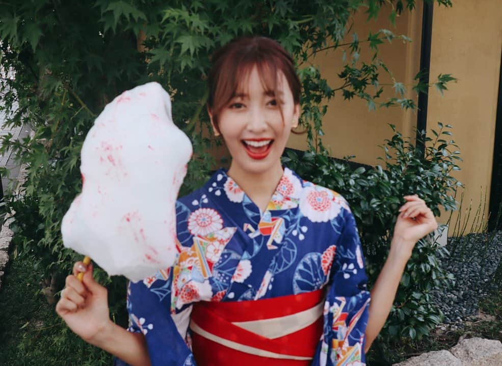 のインスタグラム：「好物を手に入れて嬉しい図💗﻿ ﻿ いろんな顔😀😚😆❤️﻿ ﻿ ﻿ #京都#京都旅行#綿あめ#わたあめ#浴衣#和服#日本#kyoto#cottoncandy#japan」