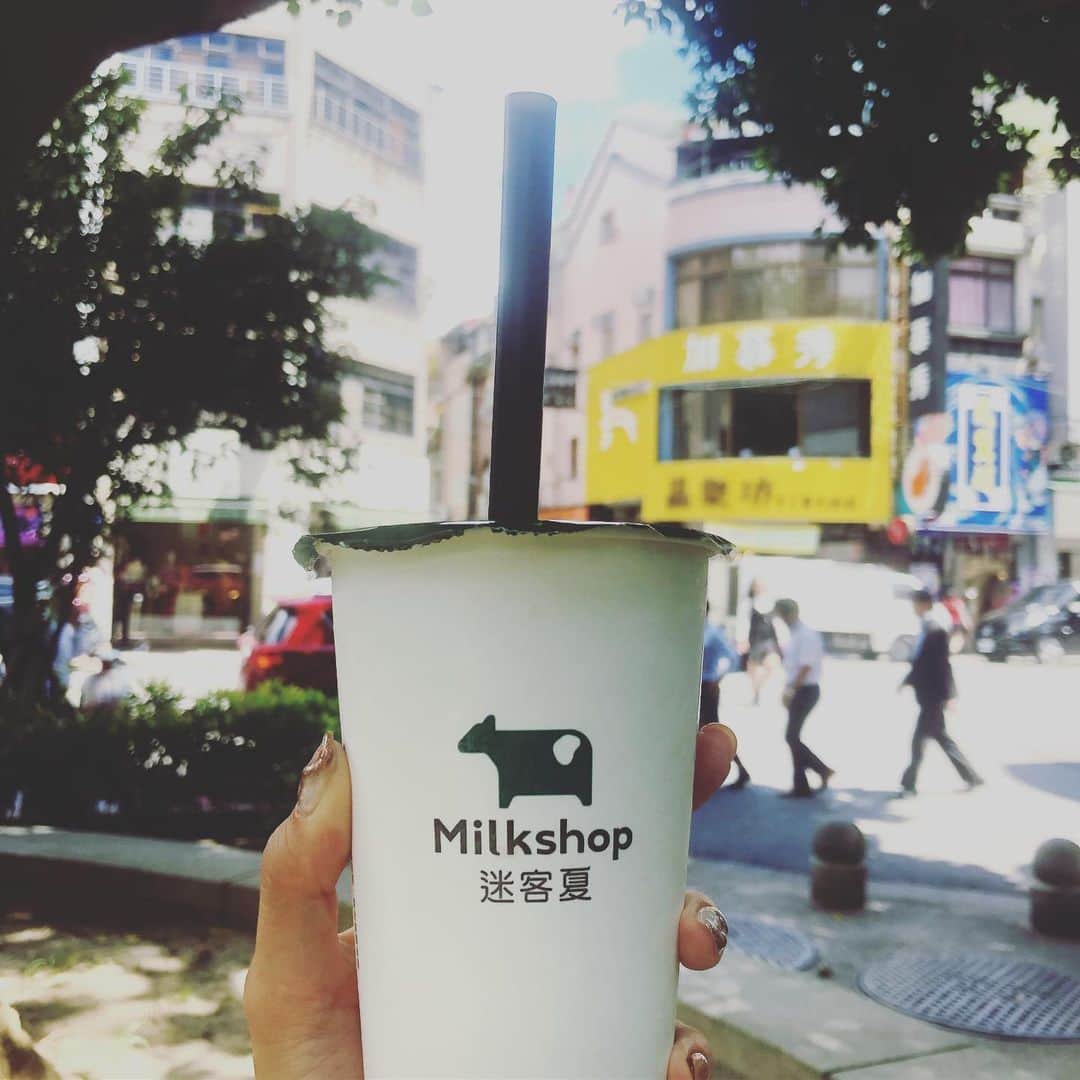 日笠麗奈さんのインスタグラム写真 - (日笠麗奈Instagram)「台湾、意味わからんとこに電光掲示板あってかぁいい。 ・ ここのタピオカ美味しかったな、、来月日本にもオープンするらしい、、🐄 #milksha #迷客夏」9月18日 21時39分 - reina_hikasa