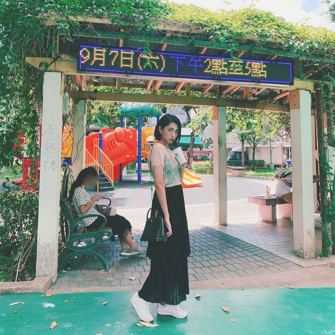 日笠麗奈のインスタグラム：「台湾、意味わからんとこに電光掲示板あってかぁいい。 ・ ここのタピオカ美味しかったな、、来月日本にもオープンするらしい、、🐄 #milksha #迷客夏」