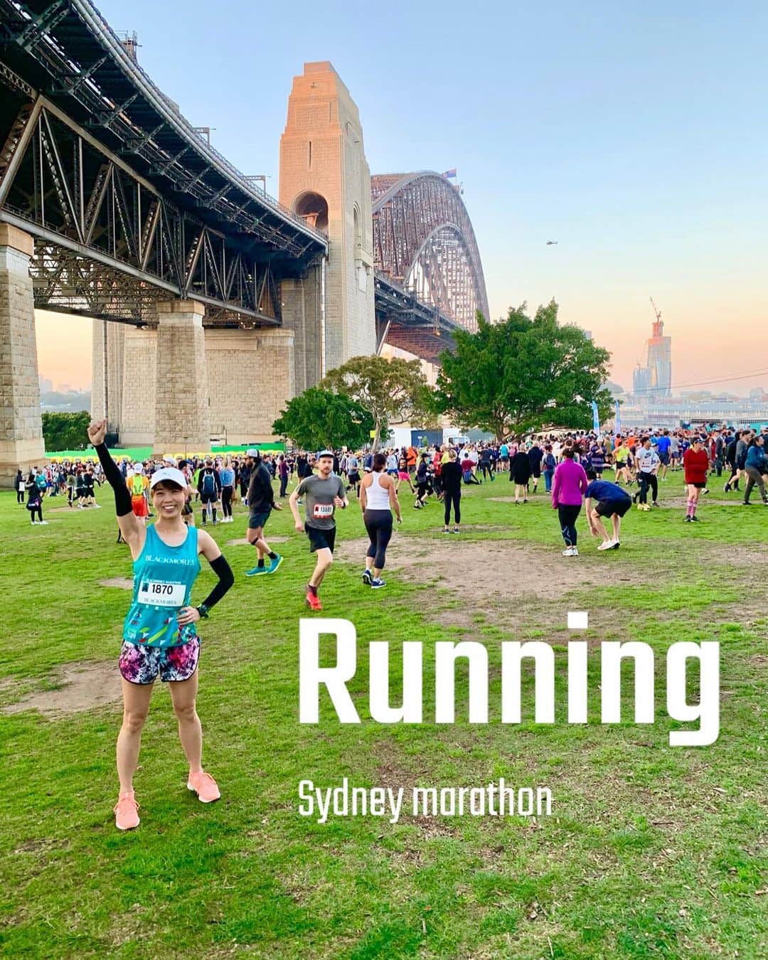 中橋舞さんのインスタグラム写真 - (中橋舞Instagram)「. . #Sydneymarathon #シドニーマラソン の振り返り✏️ part① . . 書きたいことがありすぎて、長くなりますが海外マラソンに興味ある方は是非お付き合い下さい❤️ . . 今回初めて海外マラソンにエントリーしてきました！！ "いつか行きたい！"それは思った今だ👍と行動しました😊 . . なんでシドニーマラソン？！？ ▶️▶️ 私が選んだのはシドニーマラソン‼️ それはなぜか？？ というと、シドニーマラソンを選んだ理由は私がマラソンを始める原点✨ "高橋尚子さん" . . 私は陸上選手で一番Qちゃんが大好きなんです❤️(みんな好きですよね♪) . . ２０００年。シドニーオリンピックで金メダルを取ったQちゃんが言った言葉は "とっても楽しい４２ｋｍでした" それを笑顔で言っていたのって覚えていますか？？ . . 丁度まだ中学生で短距離をしていた私はとにかく長い距離を走ることが大っ嫌い🙅‍♀️ 100mが短距離、200mが中距離、400mは長距離‼️って言ってた時代。 . . マラソンを走って楽しい訳なんかない！って思っていたんです。 . . そこから大人になって、シドニーでQちゃんが言ったことは本当なのか？検証してみようってところからマラソンを始めました🏃‍♀️ . . そして初の海外マラソン‼️ やっぱりでるならシドニーだ！ Qちゃんの走った、メダルを取ったシドニーだ‼️って✨ . . シドニーマラソンには旅行代理店のHISを利用して行ってきました✈️ #シドニーマラソンツアー ‼️ . . どうして旅行代理店を利用したのか？ ▶️▶️ 初の海外マラソンで不安だったこと③つあったのです🤭 . . ①朝スタート地点に無事につけるか？. →HISはマラソン当日スタート地点までの車での送りあり🙆‍♀️ . . ②当日の朝ごはん🍚の心配 →写真❺枚目の朝食サービスが✨ 日本食を準備してくれてホテルにスタッフさんが運んでくれるから、おにぎり🍙で日本食が食べられたこと‼️これはでかい❤️ . ③観光もしたい、、、。 →私は滞在中たくさん観光もできました🙆‍♀️それはエントリーの代行とゼッケン受け渡しの代行をHISのスタッフさんがしてくれたので、時間が確保できた😭 . . ツアーでなくてもってあるけど、初めてだったり、観光したいっていう懸念、この３点がツアーでいく上で不安や海外を満喫できるポイントでした👌 . . ちなみに心配の時差は、オーストラリア🇦🇺はたったの1時間日本🇯🇵より早いだけ🕰時差がほぼないのも体調を整えるのにいいところです❤️ . . フルマラソンのスタートは朝の7時05分‼️ (ハーフマラソンは6時でした！) 海外マラソンの朝は早い😭 朝が苦手な私からすると車で近くまで行けて、そこから準備✨ . . 朝一はシドニーは春🌸で気温は10度🥶 ガタガタ震えるランナーも多い中、アームウォーマーつけて準備‼️ . . スタート地点はハーバーブリッジの近くからでそこからゴールのオペラハウスも✨👀 みんなスタート前にたくさん写真を撮って楽しんでました📸 . part②につづく☺︎ 次はコースについて . . #まいrun #run #running #runner # marathon #海外マラソン #シドニーマラソン  #runlife #Australia #haborbridge  #sydney #24seven #puma #ignitetokyo  #his #hisマラソンツアー #ランニング女子 #まいのシドニーマラソンの旅」9月18日 21時51分 - mai_nakahashi