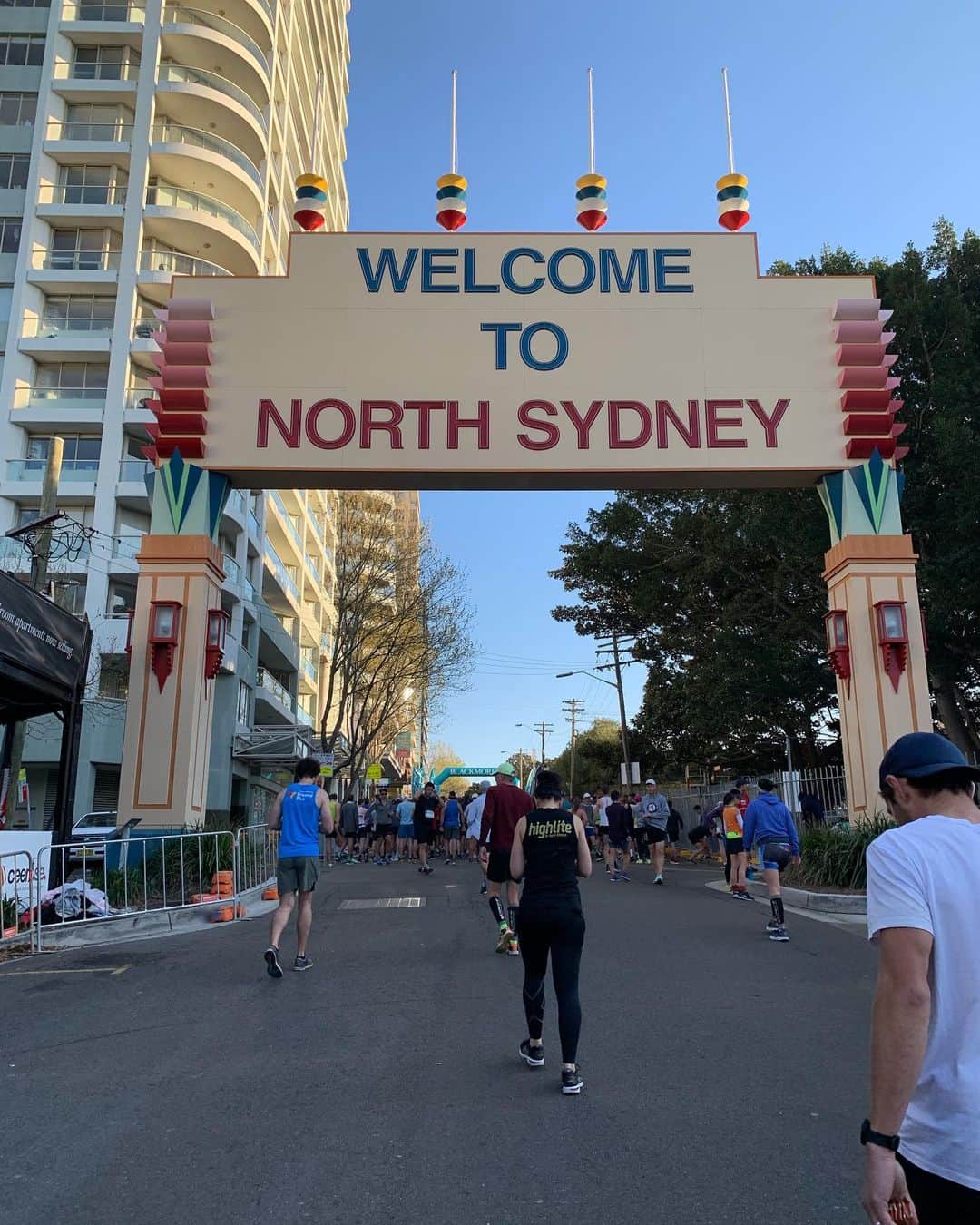 中橋舞さんのインスタグラム写真 - (中橋舞Instagram)「. . #Sydneymarathon #シドニーマラソン の振り返り✏️ part① . . 書きたいことがありすぎて、長くなりますが海外マラソンに興味ある方は是非お付き合い下さい❤️ . . 今回初めて海外マラソンにエントリーしてきました！！ "いつか行きたい！"それは思った今だ👍と行動しました😊 . . なんでシドニーマラソン？！？ ▶️▶️ 私が選んだのはシドニーマラソン‼️ それはなぜか？？ というと、シドニーマラソンを選んだ理由は私がマラソンを始める原点✨ "高橋尚子さん" . . 私は陸上選手で一番Qちゃんが大好きなんです❤️(みんな好きですよね♪) . . ２０００年。シドニーオリンピックで金メダルを取ったQちゃんが言った言葉は "とっても楽しい４２ｋｍでした" それを笑顔で言っていたのって覚えていますか？？ . . 丁度まだ中学生で短距離をしていた私はとにかく長い距離を走ることが大っ嫌い🙅‍♀️ 100mが短距離、200mが中距離、400mは長距離‼️って言ってた時代。 . . マラソンを走って楽しい訳なんかない！って思っていたんです。 . . そこから大人になって、シドニーでQちゃんが言ったことは本当なのか？検証してみようってところからマラソンを始めました🏃‍♀️ . . そして初の海外マラソン‼️ やっぱりでるならシドニーだ！ Qちゃんの走った、メダルを取ったシドニーだ‼️って✨ . . シドニーマラソンには旅行代理店のHISを利用して行ってきました✈️ #シドニーマラソンツアー ‼️ . . どうして旅行代理店を利用したのか？ ▶️▶️ 初の海外マラソンで不安だったこと③つあったのです🤭 . . ①朝スタート地点に無事につけるか？. →HISはマラソン当日スタート地点までの車での送りあり🙆‍♀️ . . ②当日の朝ごはん🍚の心配 →写真❺枚目の朝食サービスが✨ 日本食を準備してくれてホテルにスタッフさんが運んでくれるから、おにぎり🍙で日本食が食べられたこと‼️これはでかい❤️ . ③観光もしたい、、、。 →私は滞在中たくさん観光もできました🙆‍♀️それはエントリーの代行とゼッケン受け渡しの代行をHISのスタッフさんがしてくれたので、時間が確保できた😭 . . ツアーでなくてもってあるけど、初めてだったり、観光したいっていう懸念、この３点がツアーでいく上で不安や海外を満喫できるポイントでした👌 . . ちなみに心配の時差は、オーストラリア🇦🇺はたったの1時間日本🇯🇵より早いだけ🕰時差がほぼないのも体調を整えるのにいいところです❤️ . . フルマラソンのスタートは朝の7時05分‼️ (ハーフマラソンは6時でした！) 海外マラソンの朝は早い😭 朝が苦手な私からすると車で近くまで行けて、そこから準備✨ . . 朝一はシドニーは春🌸で気温は10度🥶 ガタガタ震えるランナーも多い中、アームウォーマーつけて準備‼️ . . スタート地点はハーバーブリッジの近くからでそこからゴールのオペラハウスも✨👀 みんなスタート前にたくさん写真を撮って楽しんでました📸 . part②につづく☺︎ 次はコースについて . . #まいrun #run #running #runner # marathon #海外マラソン #シドニーマラソン  #runlife #Australia #haborbridge  #sydney #24seven #puma #ignitetokyo  #his #hisマラソンツアー #ランニング女子 #まいのシドニーマラソンの旅」9月18日 21時51分 - mai_nakahashi