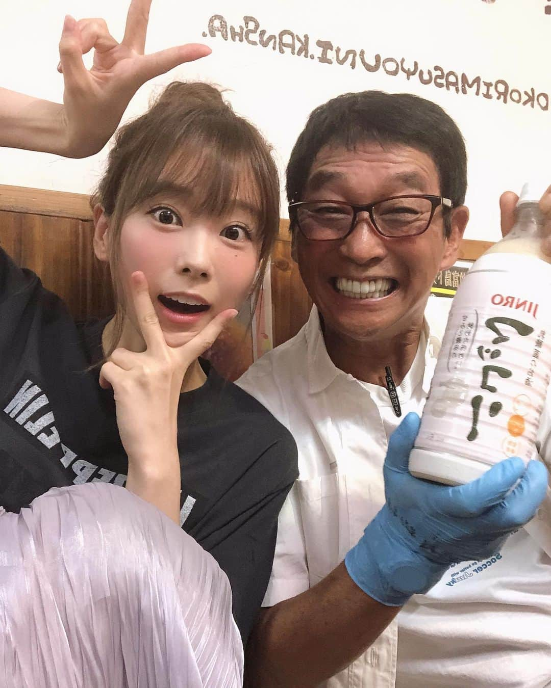 重盛さと美さんのインスタグラム写真 - (重盛さと美Instagram)「今年はみんなで石垣島に行きました‼️😆☺️🌈☀️✨ #明石家電視台#30周年 #1歳のときに始まった番組 #そして21歳から10年 #あっとゆうまに31歳😆（笑） #人生の3ぶんの1もいる #すごい☺️🌈✨ 焼肉美味しいかったー‼️ 楽しかったぁ〜‼️‼️😆😆😆🍖🎉 さんまさんのビニール手袋は、 説明難しいので放送をご覧下さい🙏🏻✨（笑）」9月18日 21時44分 - satomi_shigemori