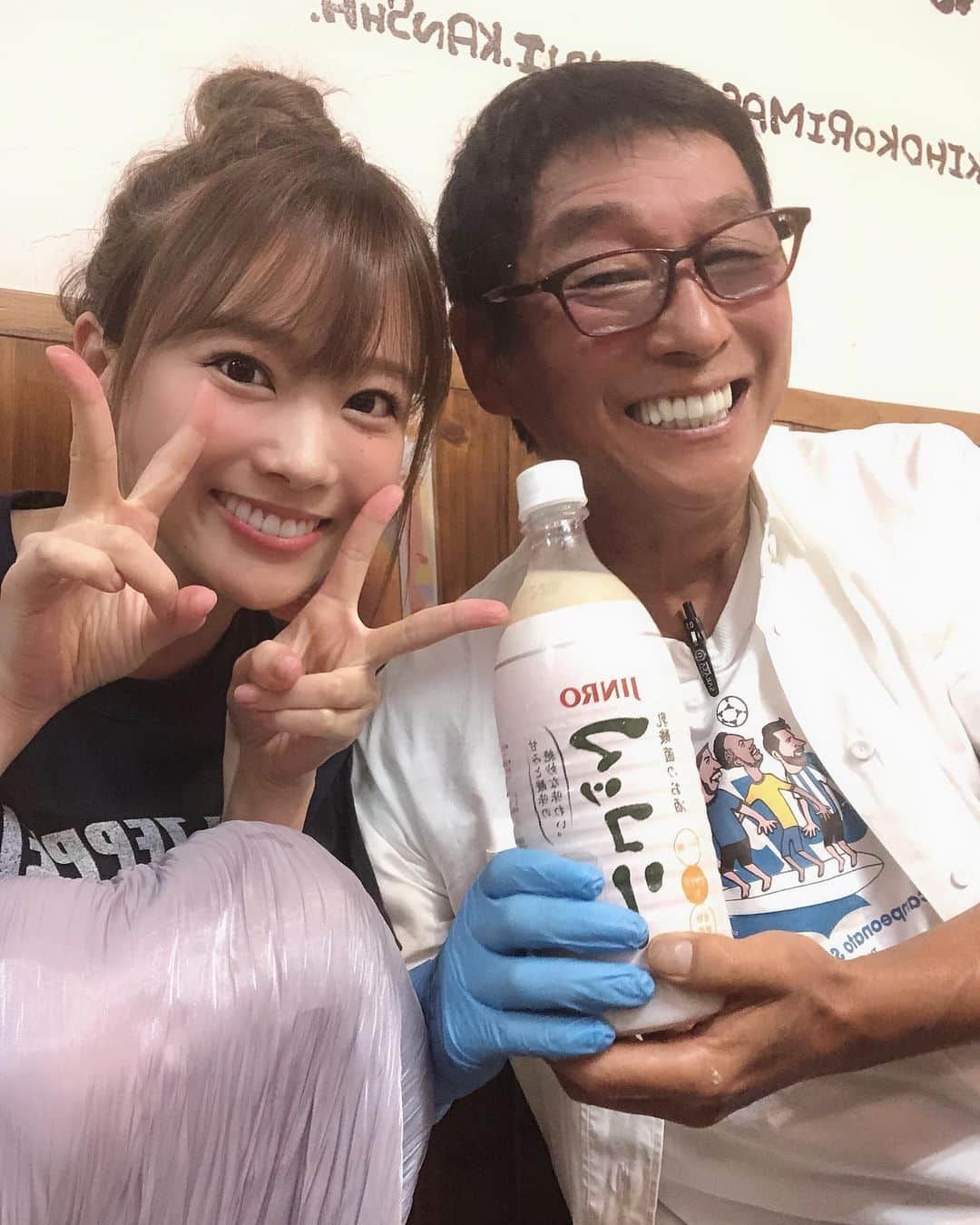 重盛さと美さんのインスタグラム写真 - (重盛さと美Instagram)「今年はみんなで石垣島に行きました‼️😆☺️🌈☀️✨ #明石家電視台#30周年 #1歳のときに始まった番組 #そして21歳から10年 #あっとゆうまに31歳😆（笑） #人生の3ぶんの1もいる #すごい☺️🌈✨ 焼肉美味しいかったー‼️ 楽しかったぁ〜‼️‼️😆😆😆🍖🎉 さんまさんのビニール手袋は、 説明難しいので放送をご覧下さい🙏🏻✨（笑）」9月18日 21時44分 - satomi_shigemori