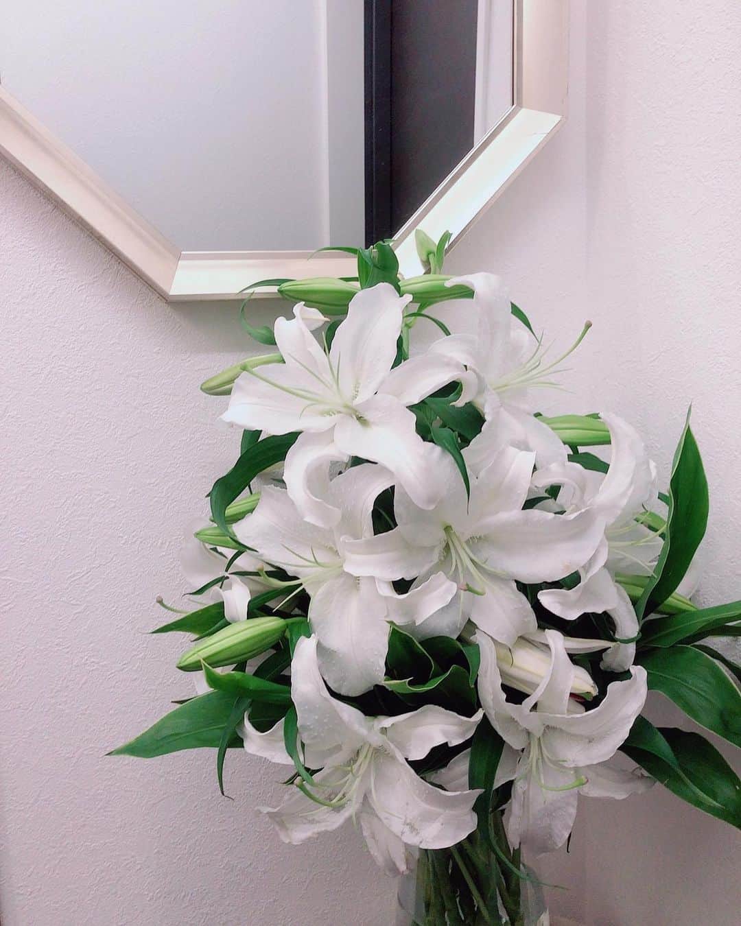 ダレノガレ明美さんのインスタグラム写真 - (ダレノガレ明美Instagram)「イベント中に花束をいただきました😢 世界1好きなカサブランカ。 本当に嬉しくて泣きそうでした。 スタッフの皆様、本当にありがとうございます😢❤️ 早速玄関に飾りました✨」9月18日 21時44分 - darenogare.akemi