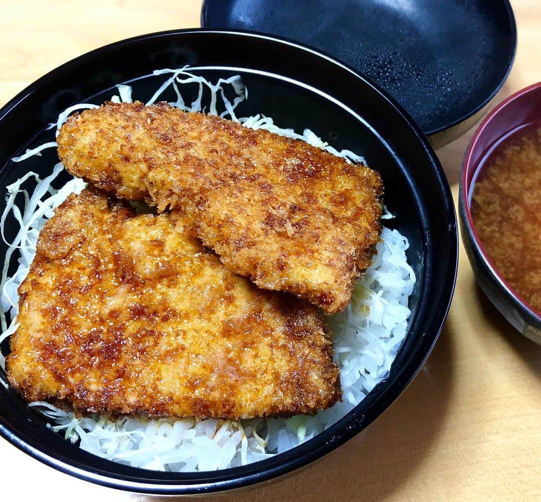逸見太郎のインスタグラム：「安定の美味しさ🐷  #柏屋食堂#名代ソースカツ丼#ロース#本宮市#人気店#ふくしま#ヨジデスロケ終わり#ランチタイム  福島生活も残すところあと僅か、 「もう一度行きたいあのお店」 の一つです。 お店の方もヨジデス卒業を名残惜しんでくれました。 またいつか息子を連れてお邪魔したいです(^^)v ご馳走さまでした！」