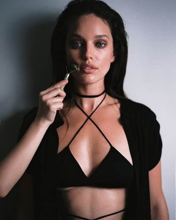 エミリー・DiDonatoのインスタグラム：「A level of self care I aspire to: Jade rolling in @tomford for @crfashionbook」