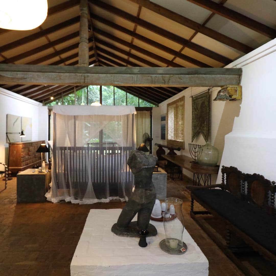 伊藤瑞貴建築設計事務所さんのインスタグラム写真 - (伊藤瑞貴建築設計事務所Instagram)「四日目の宿泊先は、ルヌガンガ。  バワの建築人生が詰まったホテルを6人で貸し切り状態。  夕日を眺めながらのビアタイム！ そして、ホタルが舞うオープンテラスでの夕食！  最高でした！  今日は、バワが眠るシナモンヒル前のゲートハウスに宿泊です！  #スリランカ #srilanka #ジェフリーバワ #geoffreybawa  #BAWA #architects #architettura #architecture  #green  #architects #archilovers」9月19日 3時22分 - mizukiitooo