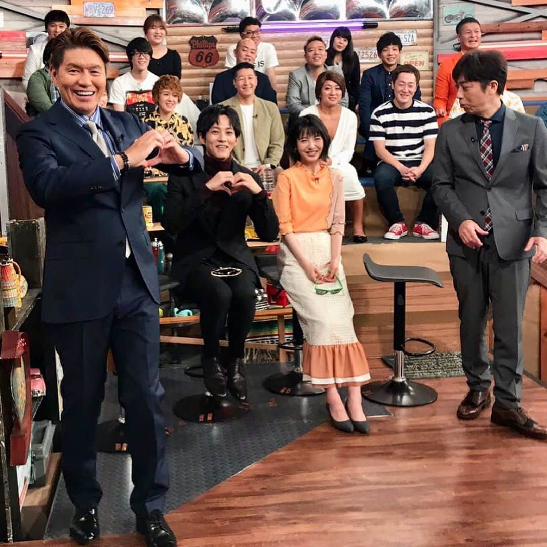 日本テレビ「ウチのガヤがすみません！」さんのインスタグラム写真 - (日本テレビ「ウチのガヤがすみません！」Instagram)「#EXIT &#フワちゃん のハイテンションクイズ企画で 振り回された#松坂桃李 さんと#浜辺美波 さん🌬😳💨 . 最初は戸惑いを見せつつも…最後は流れに身を任せて楽しんでくれてました☺️💕 . 収録合間の#フワカメラ より📸 ゲストおふたりのステキな笑顔をお届け💋💋 . 【📺放送を見逃してしまった方へ💌】 #Hulu & 日テレ無料(#TVer)で配信あります❣️【9/17放送】をチェックしてください ※日テレ無料(TVer)は放送後1週間限定です※ . #ウチのガヤがすみません #豪華ゲストとガヤ芸人  #ガヤ芸人オフショット #芸人」9月18日 21時52分 - uchino_gaya