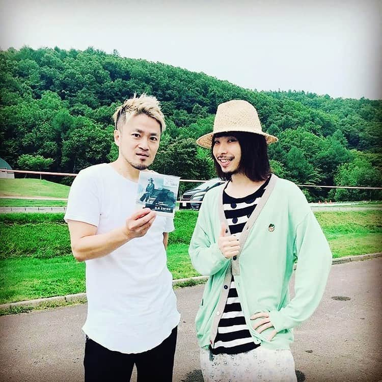 YoYoさんのインスタグラム写真 - (YoYoInstagram)「9/15のライブ後は超ゴーーーーージャスっなキロロリゾートのホテルに宿泊(´∀｀)嬉しい展開♫  お部屋に到着した時の、支配人様歓迎のお心遣いに感激し☆フワフワなBreadはオシャレで最高テイストでした。ペロッ^ ^  メンバースタッフで向かったビュッフェはサスガー！お刺身食べ放題でコレまた感激♡海鮮丼と北海道地ビールでお疲れ様乾杯をし、館内の大浴場とフワフワのベッドと起床して外を見た朝の広大な景色で、心身がピンピンに元気に。気候がなんでこんなに最高なんでしょう。マイナスイオンなカホリも。  翌日はTRIPLANEのライブを楽しませてもらい再会もでき☆Photo with たんくん。 初の小樽の地、お腹いっぱいに楽しませていただきました。キロロリゾート万歳っ！！！ また帰ってきたい#キロロトリビュートポートフォリオホテル  #yoyothepianoman #triplane」9月18日 21時53分 - yoyo_soffet