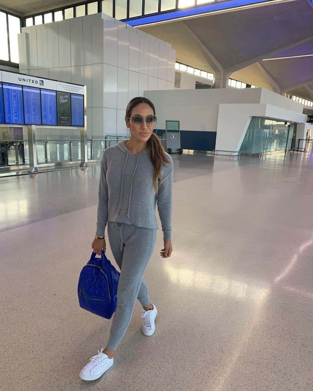 メリッサ・ゴーガさんのインスタグラム写真 - (メリッサ・ゴーガInstagram)「NJ ✈️ LA. Who doesn’t love some comfy flying gear?! 🙋‍♀️ @envybymg」9月18日 21時55分 - melissagorga