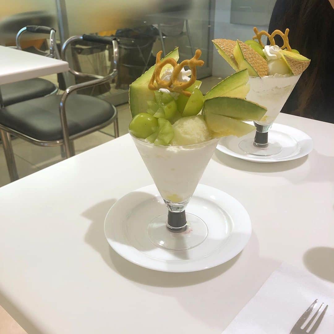 のインスタグラム：「ㅤㅤㅤㅤㅤㅤㅤㅤㅤㅤㅤㅤㅤ ㅤㅤㅤㅤㅤㅤㅤㅤㅤㅤㅤㅤㅤ 東京で京都の友達とデート♡ ランチの後にフルーツパーラーでパフェ🍈🍇 ㅤㅤㅤㅤㅤㅤㅤㅤㅤㅤㅤㅤㅤ ランチでお腹いっぱいやったはずやのに デザートは別腹やなぁ…🤤 ㅤㅤㅤㅤㅤㅤㅤㅤㅤㅤㅤㅤㅤ ㅤㅤㅤㅤㅤㅤㅤㅤㅤㅤㅤㅤㅤ #パフェ #フルーツパーラー  #タカノフルーツパーラー #佳菜ログ #マスクメロンとシャインマスカットのパフェ ㅤㅤㅤㅤㅤㅤㅤㅤㅤㅤㅤㅤㅤ」