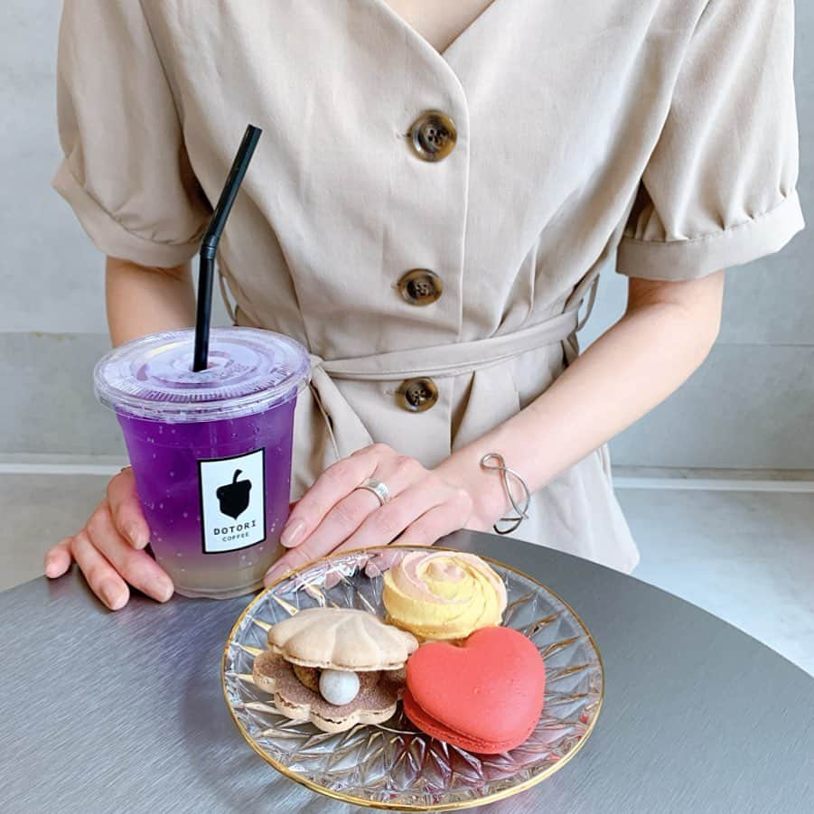 りょうくんグルメさんのインスタグラム写真 - (りょうくんグルメInstagram)「【代官山 DOTORI MACARON】 オシャレな韓国マカロンの食べられるお店🤤 ㅤㅤㅤㅤㅤㅤㅤㅤㅤㅤㅤㅤㅤ 🏠#代官山 #dotorimacaron 🚶‍♂️代官山駅徒歩4分 📖マカロン ティラミス(¥500+tax) いちごバニラ(¥400+tax) チョコ(¥400+tax)  オーロラドリンク(¥500+tax) 晴空ドリンク(¥500+tax) ㅤㅤㅤㅤㅤㅤㅤㅤㅤㅤㅤㅤㅤ マカロンもちもちで美味しい ティラミスまじうま。  店内オシャレ無機質な感じが韓国っぽい。 オープン時間は誰もいないけど5分くらいすると入ってくる。年齢層若めで大学生多い。 ㅤㅤㅤㅤㅤㅤㅤㅤㅤㅤㅤㅤㅤ ドリンクはどれも映えてる。 オーロラが美味しい。なんか飲んだことあるけどなんとも言い表せないレモネードのようなサイダーのような感じ。 青空はただの牛乳だった。 ㅤㅤㅤㅤㅤㅤㅤㅤㅤㅤㅤㅤㅤ マカロンだから値段高めだけど、映え、味、考えても満足度高いよ。 小さくて色も綺麗だし、韓国のマカロンはとにかく太っちょでかわいいよね。  みんな二人できてるな。 お一人様は見かけなかった。 マカロン×2 ドリンク×2 で頼む感じが多い。 ㅤㅤㅤㅤㅤㅤㅤㅤㅤㅤㅤㅤㅤ ティラミス チョコ いちごみるくの順で美味しかった ㅤㅤㅤㅤㅤㅤㅤㅤㅤㅤㅤㅤㅤ 12:30ぐらいには女の子たちでわちゃわちゃになってたから、すぐにさーっと帰ったよ。 ながーくおしゃべりしたいなら平日だね。 わちゃわちゃすごい。原宿かと思う笑  オススメ〜」9月18日 21時56分 - uryo1113