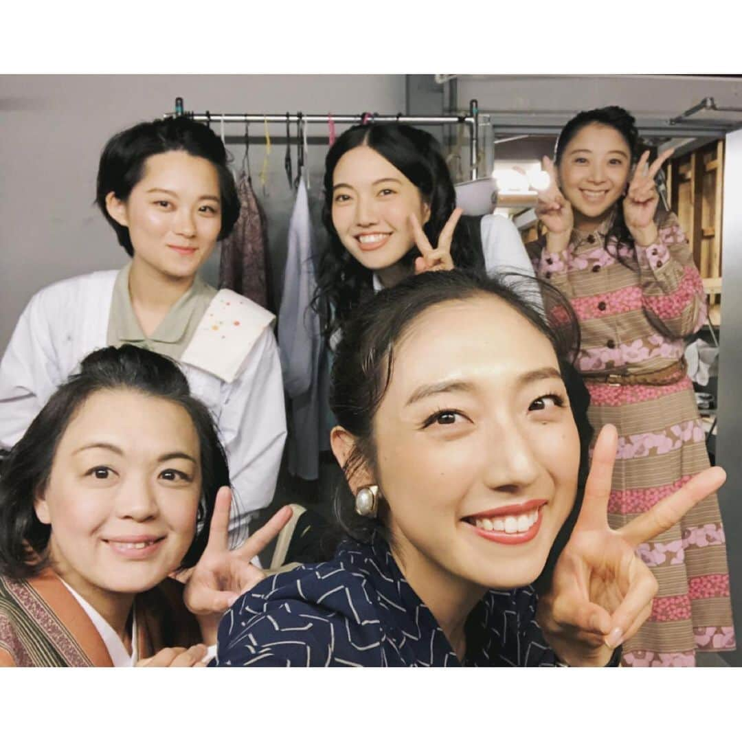 太田彩乃さんのインスタグラム写真 - (太田彩乃Instagram)「劇場入りして、場当たり稽古！ 劇場に入ってからじゃないと出来ない演出もあったり。 あっと言う間の1日でしたー  明日はいよいよ初日！ 昭和32年東京、芝へいらしてください！！ いつでもどんな事にも本気で生きてる人たちの物語。  そして今日は武田知大さん橘りょうさんのお誕生日をみんなでお祝い！！座組もとっても良い雰囲気！！ おめでとうーーっ！！ . . #星のバッキャロー #星バカ #演劇 #東京タワー #昭和32年 #明日初日 #女性陣集合」9月18日 22時09分 - ayano.ohta