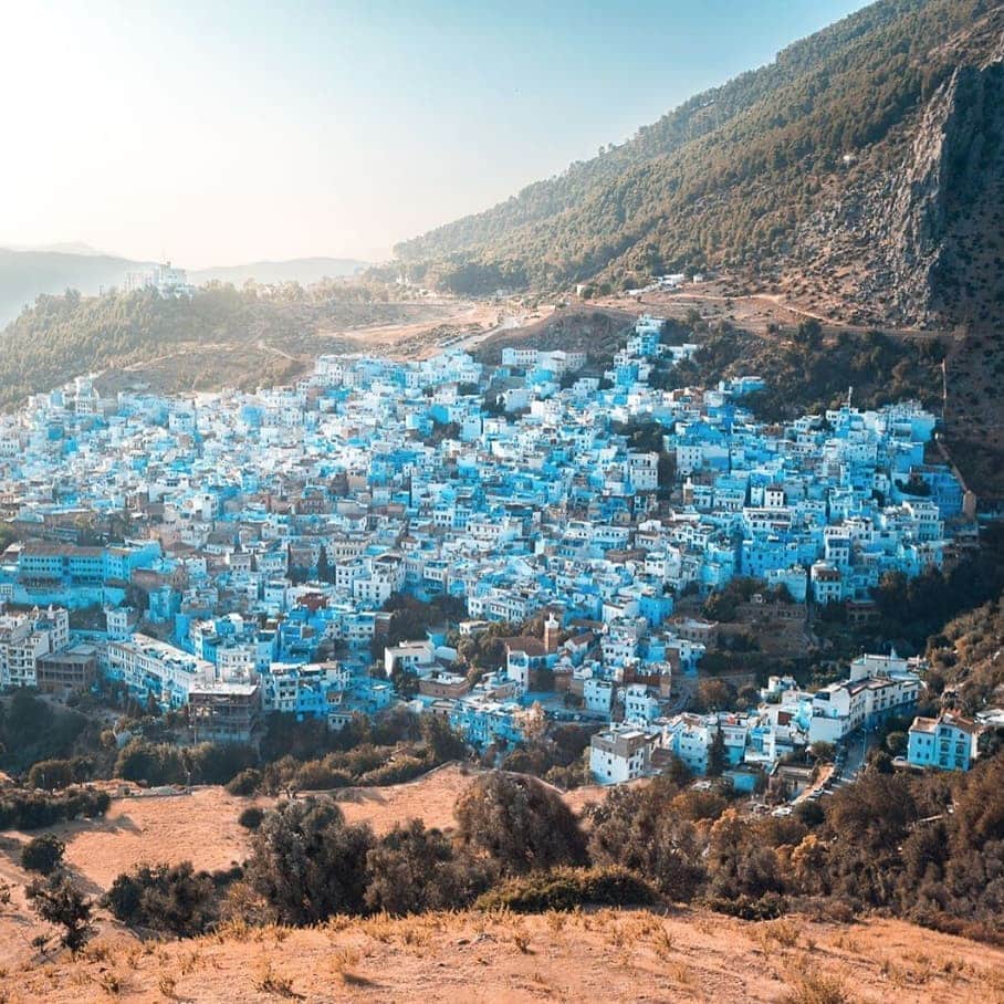 エールフランスのインスタグラム：「Thousands shades of blue to enhance the curves of one of Morocco’s beauties, Chefchaouen Des milliers de tons de bleus pour souligner les formes de la belle Chefchaouen. 📷 Merci @enrifantini #AirFrance #Franceisintheair」