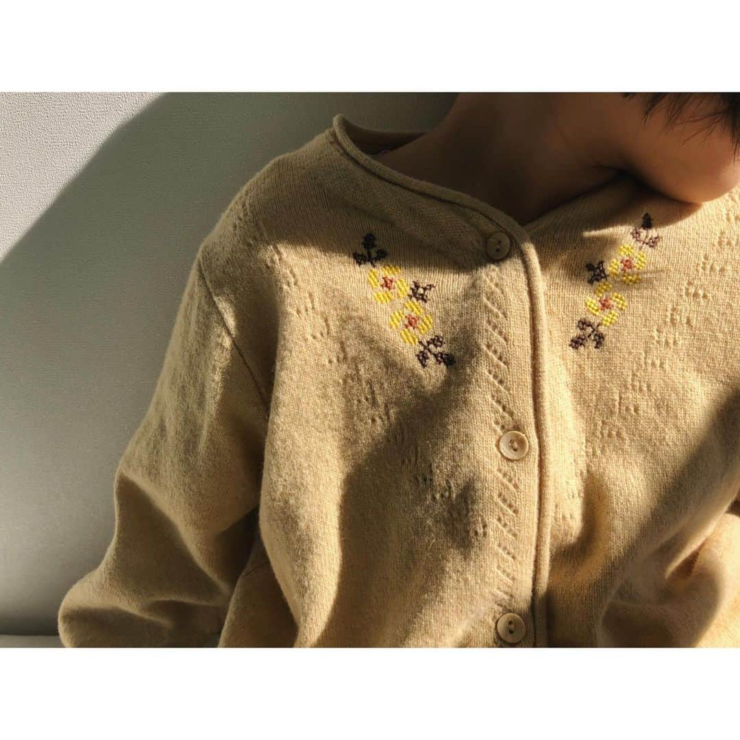 monmimi1さんのインスタグラム写真 - (monmimi1Instagram)「. . 明日の新商品4 . 小花刺繍の ニットカーディガン . こちらは いつもボーイッシュな 次女に わたしが個人的に 着せたかった ニットカーディガンでした🙈 . 淡いかぼちゃ色に 上品なお花の刺繍。 繊細な 編みデザインが 魅力です。 . こちらは ウール混なので もちろん ちょっとちくちくします が アウターなので 直接肌に当たらず 嫌がらず 着てくれました^_^ . . . . .」9月18日 22時08分 - monmimi1