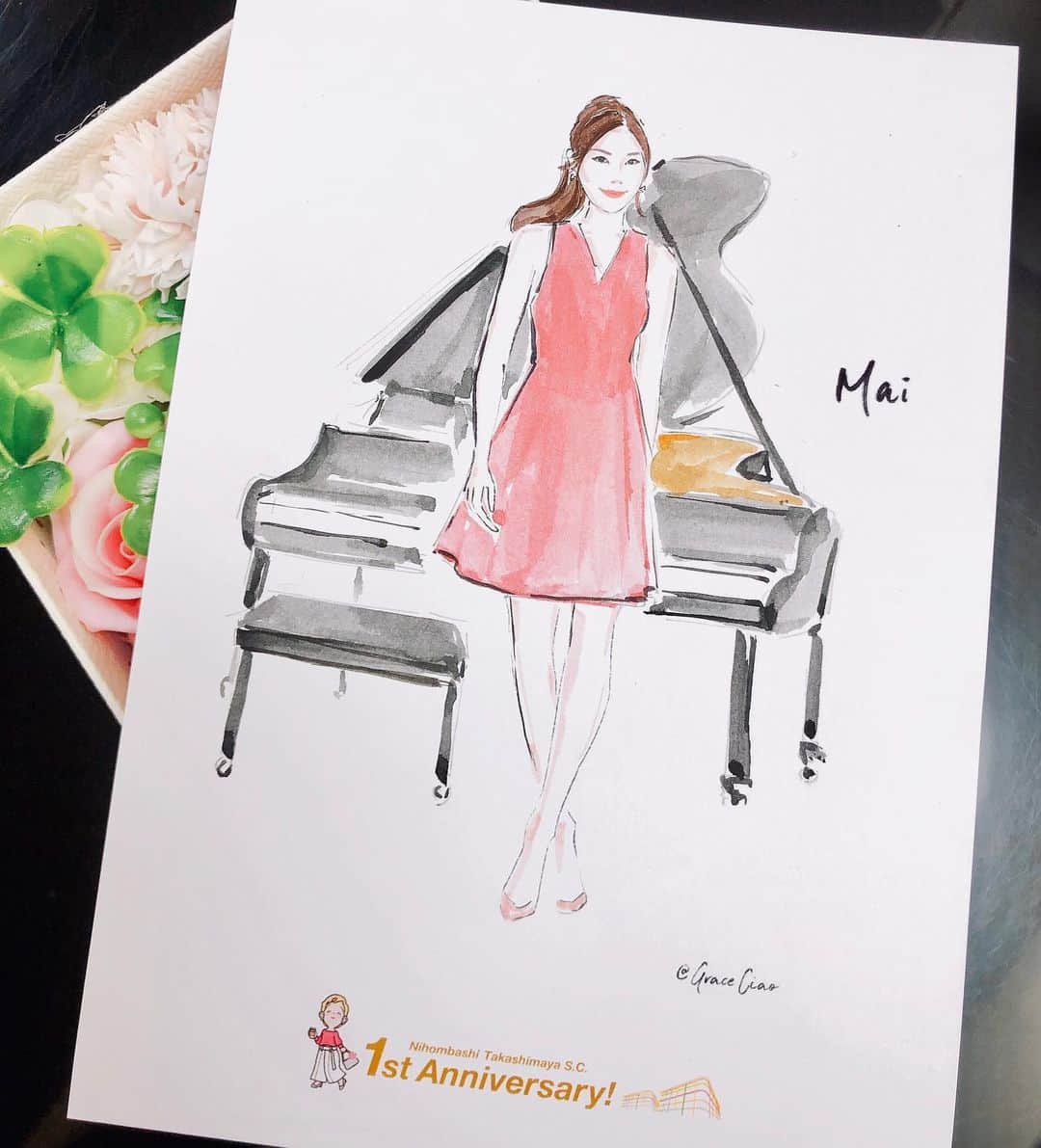 森本麻衣のインスタグラム：「@graceciao drew me…🥰✨ She is so talented and I really like her arts with petals💗🌷 I will treasure it🎵 . グレースの作品と世界観が本当に大好きで、いつもインスタで魅力されていたのですが、 彼女が日本橋高島屋でイベントをされていたのでお会いしてきました❣️沢山、お話もしたよ🎀 絵は「ピアノと私🎹」 嬉しい。大切にします☺️ . . . . . #maimorimoto#piano#pianist#painting#takashimaya#nihonbashi#tokyo#japan#👗#🎹 #森本麻衣#ピアノ#ピアニスト#日本橋#高島屋#グレース#イベント#ありがとう」