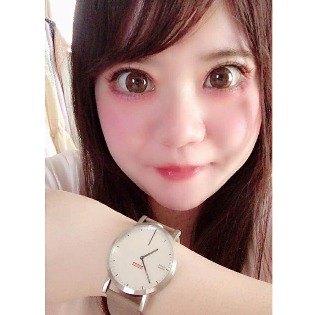 hoshizaki eriのインスタグラム：「. こんばんは🌃 . 最近お気に入りの @nomonday_jp の腕時計⌚ どんな服装にも合うし 丸いフォルムが可愛いー💗 文字盤の見やすさと お洒落さもポイント😆✨👏 .針もお洒落で毎日付けたい！ . 【eri826】で10%OFFになる クーポンコードも頂いたので 是非お薦めの⌚を探してみてね💙❤ . . @nomonday_jp #nomondy #watch #ノーマンディ#腕時計 #手元倶楽部 #fashionitem #PR #お洒落時計 #クーポンコードもあります🙆 #pleaselikeit #likebackalways #followme #followback #相互フォロー #스타일 #패션스타그램 #맞팔 #팔로미」