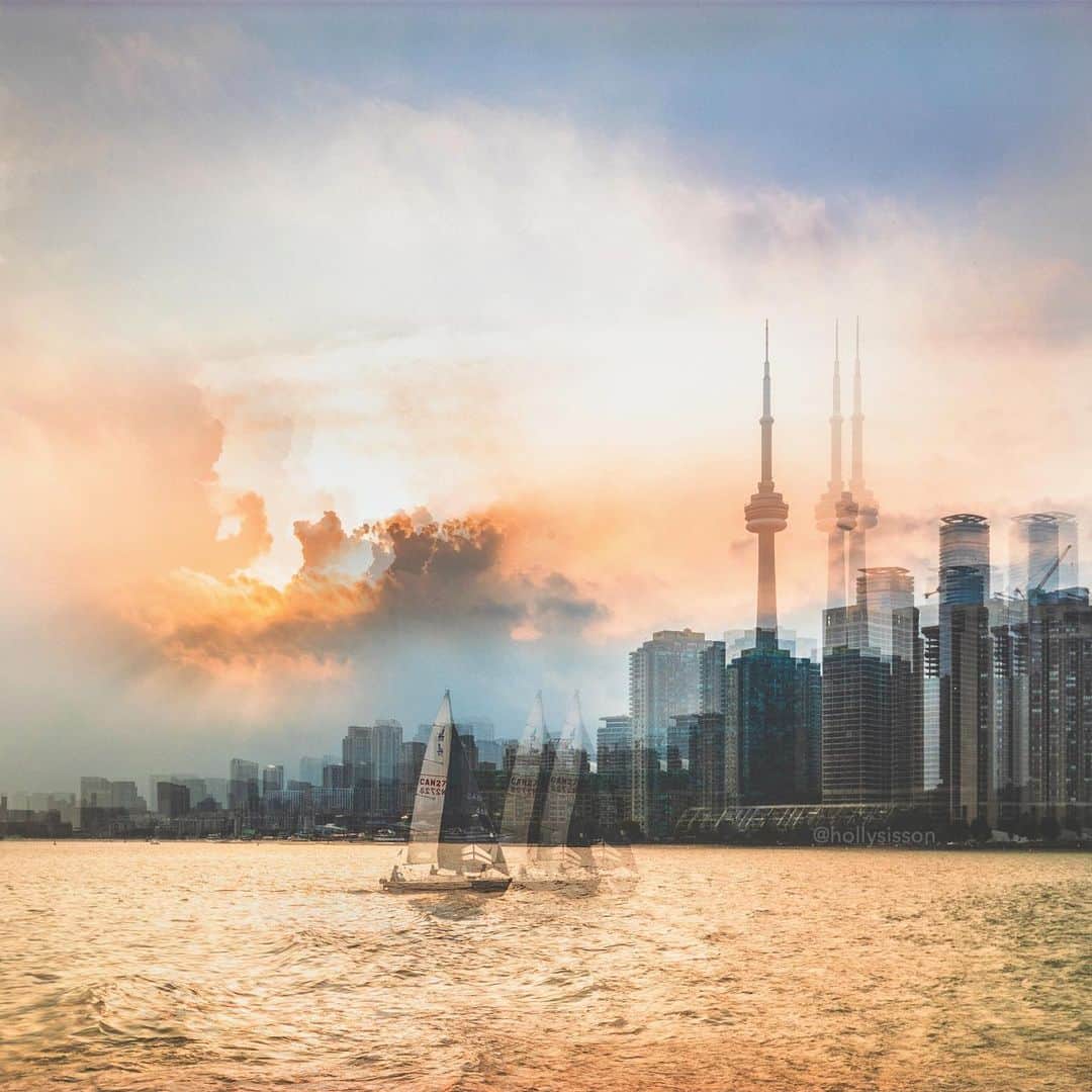 Holly Sissonのインスタグラム：「When fall slips back to summer weather  #toronto #cntower #withaeroplan with @monicasisson」