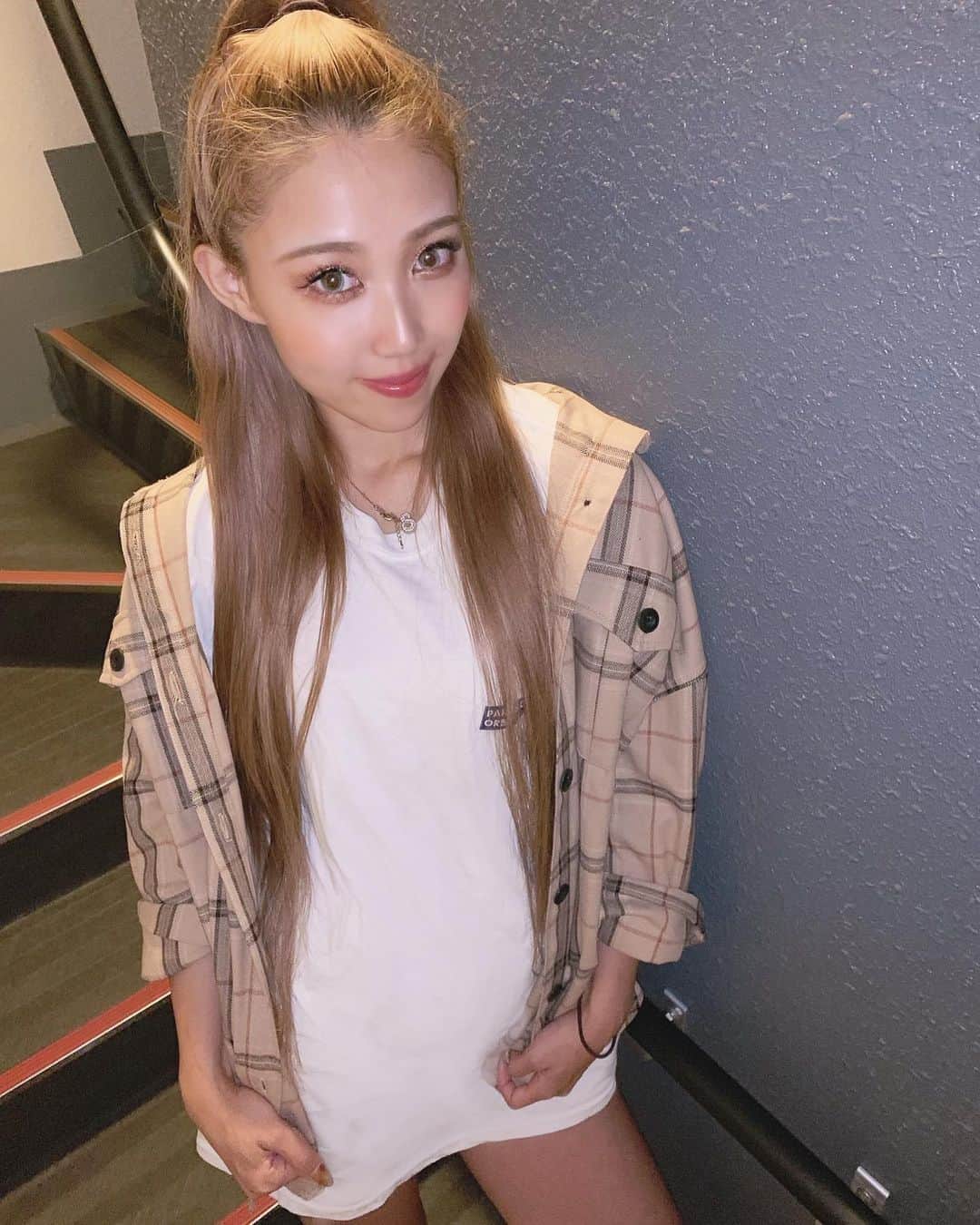 のインスタグラム：「結果ギャルだなぁ🤔🤔アホ毛ヤバたん😥 おニューのTシャツ☺︎☺︎2枚目の躍動感😂😂 明日も頑張ろうね💪💪涼しくなってきましたよ〜 #parabolicorbit #parabolic #cyberjapan #cjd_rina #ootd #autumn」