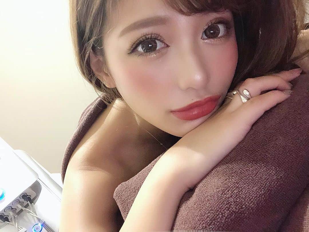 のインスタグラム：「. . 昨日ストーリーの水着動画に嬉しいDMたくさん🥺 . ありがとう😭みんな優しい💓泣 . . ただ、知ってる人は知っている。 細身でないです。🐷（笑） . 昔っから、むちむち体系。❤︎ . . でも、ピーク時よりは痩せたし( これでもw ) なんで毎日🍺🍶飲んでるのに細いの？ スタイル維持出来るの？って みんなから言うてもらえるのは スレンダのおかげやと思う ... ♥️ . @slendaginza_official . . ジムは契約してるものの半年以上行ってないし、 ( そろそろ解約します。w ) 運動苦手なみゆは痩身エステで寝てるだけで痩せる これに徹底することに決めました💓🙋🏼‍♀️ . . セルライトは機械じゃないと落ちないって言うし😚 . . 最近、移動🚙移動🚅移動✈️で東京におること少なくて 定期的に行けてないから早よ次の予約取らなっ💕 . . #slendaginza #スレンダ銀座 #痩身 #痩身エステ #ダイエット #セルライト #遺伝子検査 #美容 #水着 #ぽっちゃり #わがままボディ #メイク #カラコン #マツエク #Nexter #ネクスター #Nextercreatist #TOKYOcreatist #伊藤実祐 #いとうみゆ #みゆちゃい . . 明日は東京でのお仕事終わってから大阪だ🐙💨」