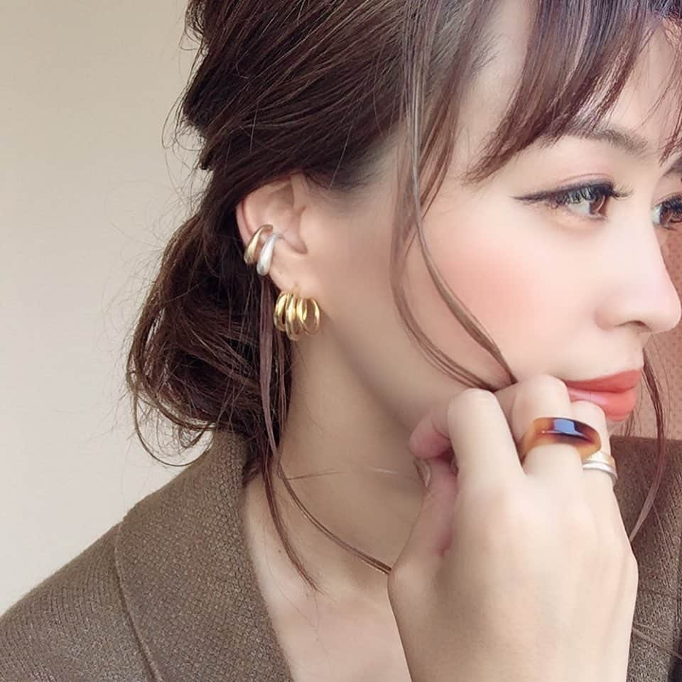 miho.a.nicoさんのインスタグラム写真 - (miho.a.nicoInstagram)「new in❤︎ ・ @abask_official さんの#シンプルイヤーカフ色違いセット ❤︎ シルバーとゴールドをコンビで着けるのが最近のマイブーム😆✨ ・ ・ #アクセサリー #accessory #イヤーカフ #ハンドメイド #ハンドメイドアクセサリー  #ゴールド #シルバー」9月18日 22時06分 - miho.a.nico