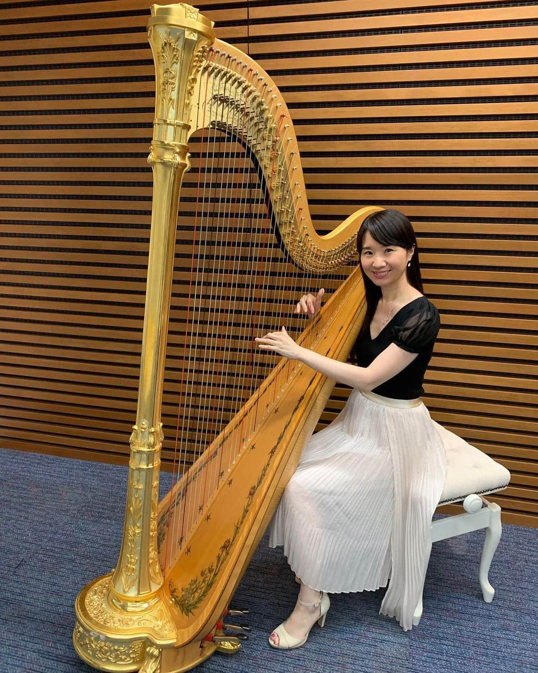 松岡みやびさんのインスタグラム写真 - (松岡みやびInstagram)「#テレビ収録 秋の番組スペシャル I performed the harp at the famous TV show. It will be broadcasted on next month. 🍁 グランドハープで4曲も演奏♫ 編集で何曲かカットされると思うけど 超豪華な芸能人のみなさまと コラボ演奏させていただいて、 とっても楽しかった😍 ✴︎ 来月ゴールデンタイム全国放送で オンエア予定。 生徒さん @chihoruyu が作ってくれた #ト音記号 の #ボディージュエル  胸元でキラキラ光って 緊張も和らいだし 幸せな気持ちでした〜💕 ✴︎ いつもふんわり癒しのヘアメイクしてくれる なみちゃん @uenne810 もありがとう💕 #ハープ #ミヤビメソード #松岡みやび #音楽 #楽器 #心理カウンセラー #心理学 #アート #癒し #miyabimatsuoka #harp #music #miyabimethod」9月18日 22時16分 - miyabi_matsuoka