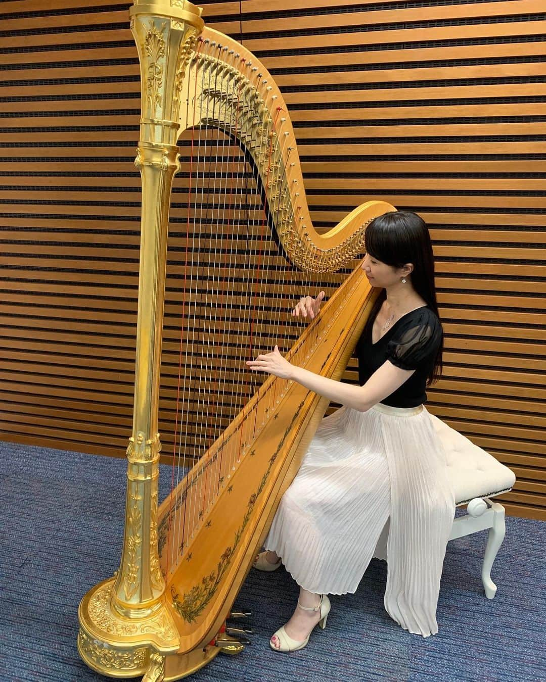 松岡みやびさんのインスタグラム写真 - (松岡みやびInstagram)「#テレビ収録 秋の番組スペシャル I performed the harp at the famous TV show. It will be broadcasted on next month. 🍁 グランドハープで4曲も演奏♫ 編集で何曲かカットされると思うけど 超豪華な芸能人のみなさまと コラボ演奏させていただいて、 とっても楽しかった😍 ✴︎ 来月ゴールデンタイム全国放送で オンエア予定。 生徒さん @chihoruyu が作ってくれた #ト音記号 の #ボディージュエル  胸元でキラキラ光って 緊張も和らいだし 幸せな気持ちでした〜💕 ✴︎ いつもふんわり癒しのヘアメイクしてくれる なみちゃん @uenne810 もありがとう💕 #ハープ #ミヤビメソード #松岡みやび #音楽 #楽器 #心理カウンセラー #心理学 #アート #癒し #miyabimatsuoka #harp #music #miyabimethod」9月18日 22時16分 - miyabi_matsuoka