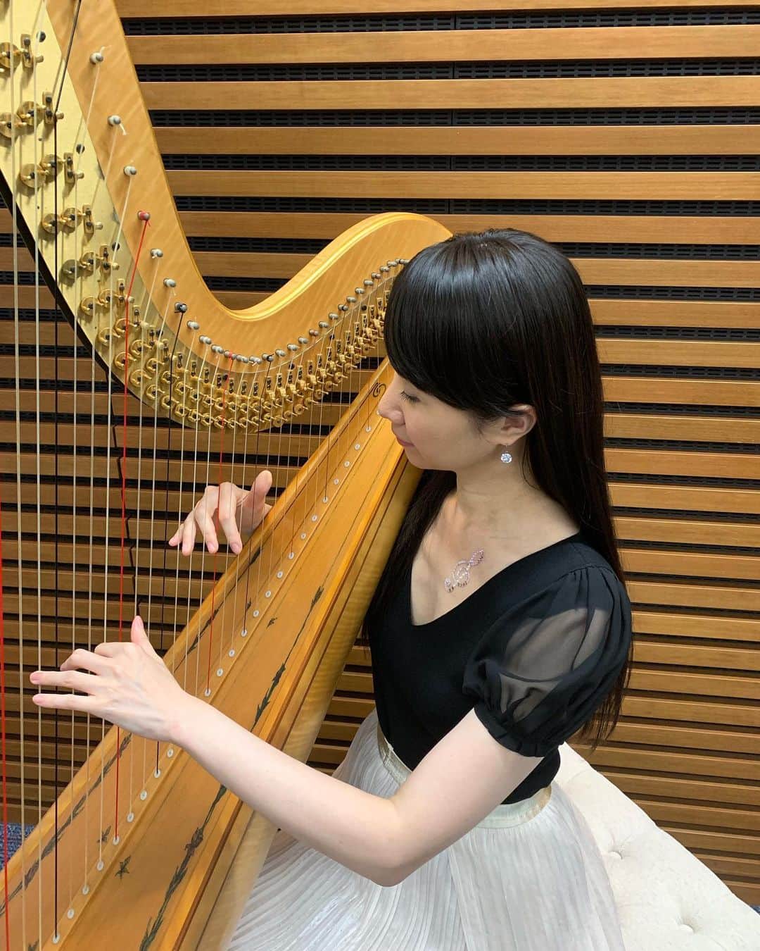 松岡みやびさんのインスタグラム写真 - (松岡みやびInstagram)「#テレビ収録 秋の番組スペシャル I performed the harp at the famous TV show. It will be broadcasted on next month. 🍁 グランドハープで4曲も演奏♫ 編集で何曲かカットされると思うけど 超豪華な芸能人のみなさまと コラボ演奏させていただいて、 とっても楽しかった😍 ✴︎ 来月ゴールデンタイム全国放送で オンエア予定。 生徒さん @chihoruyu が作ってくれた #ト音記号 の #ボディージュエル  胸元でキラキラ光って 緊張も和らいだし 幸せな気持ちでした〜💕 ✴︎ いつもふんわり癒しのヘアメイクしてくれる なみちゃん @uenne810 もありがとう💕 #ハープ #ミヤビメソード #松岡みやび #音楽 #楽器 #心理カウンセラー #心理学 #アート #癒し #miyabimatsuoka #harp #music #miyabimethod」9月18日 22時16分 - miyabi_matsuoka