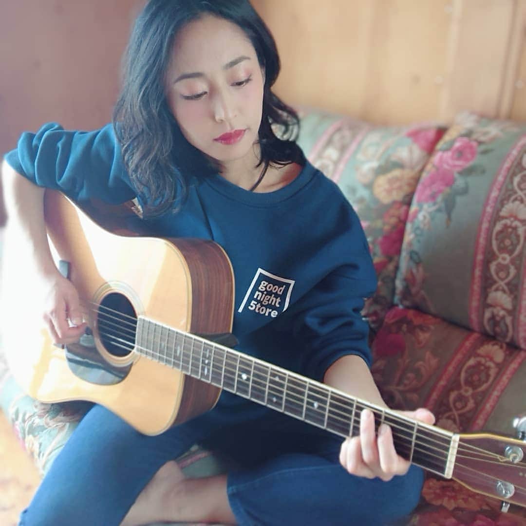 Yukiさんのインスタグラム写真 - (YukiInstagram)「たまにはアコギ 何か浮かぶかな。  トップスは@beep_ss  #D_Drive #yuki #acousticguitar #catseye #guitar #goodnight5tore #アコギ #ギター」9月18日 22時10分 - d_drive_gt_yuki