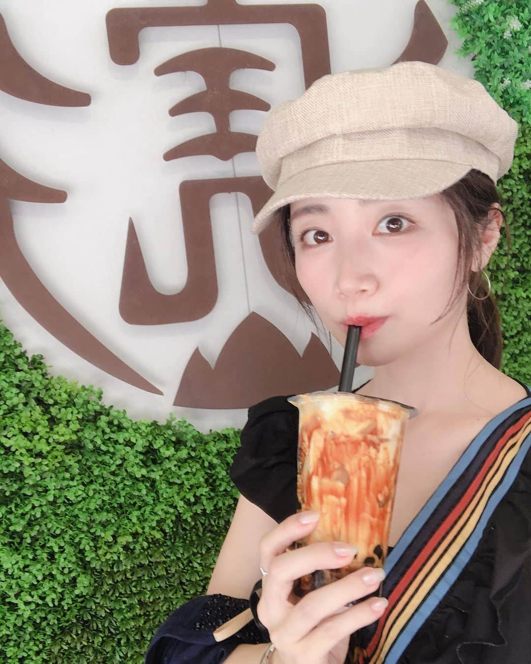 夏目愛美のインスタグラム：「♡ そういえば飲んでいないと気付いて 空港に行く前に滑り込みで🥤 #台湾 #旅行 #タピオカ  #台北 #instagood #夏休みの思い出 #元気です」