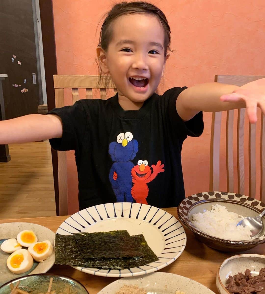 のインスタグラム：「#日夕佳店長 本日はおにぎり屋さん。 甘辛炒めの牛肉、たらこ、きんぴらゴボウ、ごま、揚げ玉、エビ、しらす、味付け卵、梅干しの中から リクエストした具材をご飯の上にのせてのりで巻いてくれる店長さん😊🤲 旦那が東京出張中におにぎり作りを一緒にやってから 日夕佳店長おにぎり握れるんですよ！ と自信満々に言っていて、今日お父さんに初披露できた娘👏  楽しい、美味しい、賑やかなご飯でした🤗❤️ 色んなことが1人でできるようになって娘もとても嬉しい様子。そしてこういう時はいつもよりもたくさん食べてくれます😋 @teruya1223  #日夕佳 #女の子 #4歳2ヶ月 #おうちごはん #うつわ #娘 #女の子ママ #沖縄」