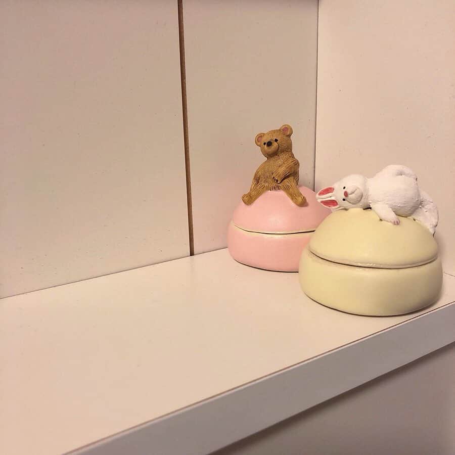 菅野梓のインスタグラム：「. 一つ一つ手作りで、表情やポーズが違うの かわいいわね〜 . #mariepottery #vermeeristbeams #beams #🧸 #🐇」