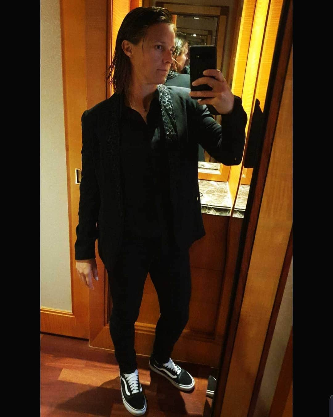 キルステン・フリプケンスのインスタグラム：「Black is the new orange ☻ 📸 with my @samsung_be  #blackonblack #mirrorselfie #samsung #galaxys10 #ad」
