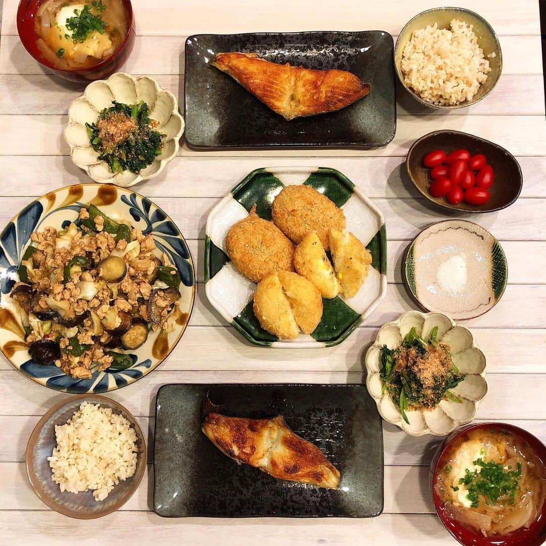 磯部奈央さんのインスタグラム写真 - (磯部奈央Instagram)「おうちごはん☺︎🍴 ︎. いつかのおうちごはん😊 揚げ物メインだったから、気持ちヘルシーに玄米にしました🍚 . ✳︎ほうれん草のお浸し ✳︎夏野菜のオイスター炒め ✳︎銀カレイ焼き ✳︎コロッケ ✳︎落とし卵と玉ねぎのお味噌汁 . . . #おつまみ #晩酌 #おうちごはん #homemade #homecooking #cooking #dinner #japanesefood #instacooking #instafood #instadaily #foodstagram #時短料理 #簡単レシピ  #手料理 #手づくり #手作り #料理 #なおの食卓 #主婦 #healthyfood #healthy」9月18日 22時37分 - nao_isobe729