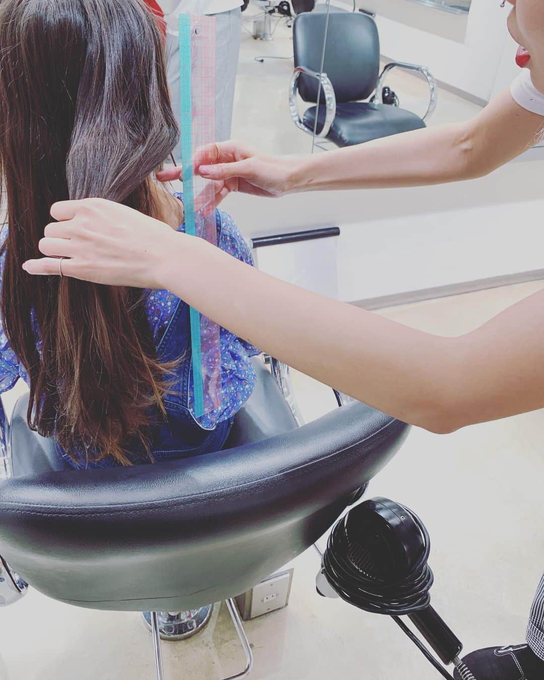 五月女ケイ子のインスタグラム：「ヘアドネーションするために 2年間のばしてきた髪をついに切ることに。  はるがお腹にいる頃からお世話になってる sachiさんにお願いして断髪式を執り行ってきました。 最初の束ははる自らハサミを。 寂しかったようですが 体重が0.5キロ減ると喜んでもいます。 合間にシャンプーの修行もさせてもらいました。  #ヘアドネーション#断髪式」