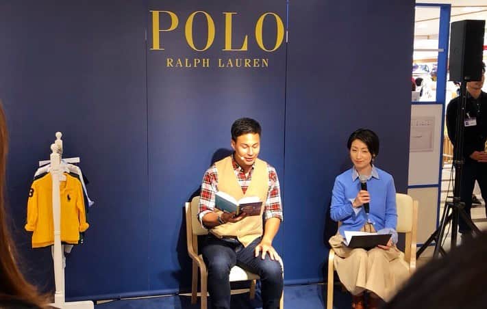 のインスタグラム：「この前大阪でラルフローレンのイベントでした🧸子供達の前で英語と日本語で本の読み聞かせ。クイズも出して、見事正解したらラルフローレンの大阪限定ステッカープレゼント🎁もし間違えてもあげちゃうから🤣しかもすごいいっぱいあげちゃった。笑 今週、22日は名古屋高島屋でも読み聞かせイベントします✨ #ポロラルフローレン  #whoisralphlauren #ブックリーディングイベント」