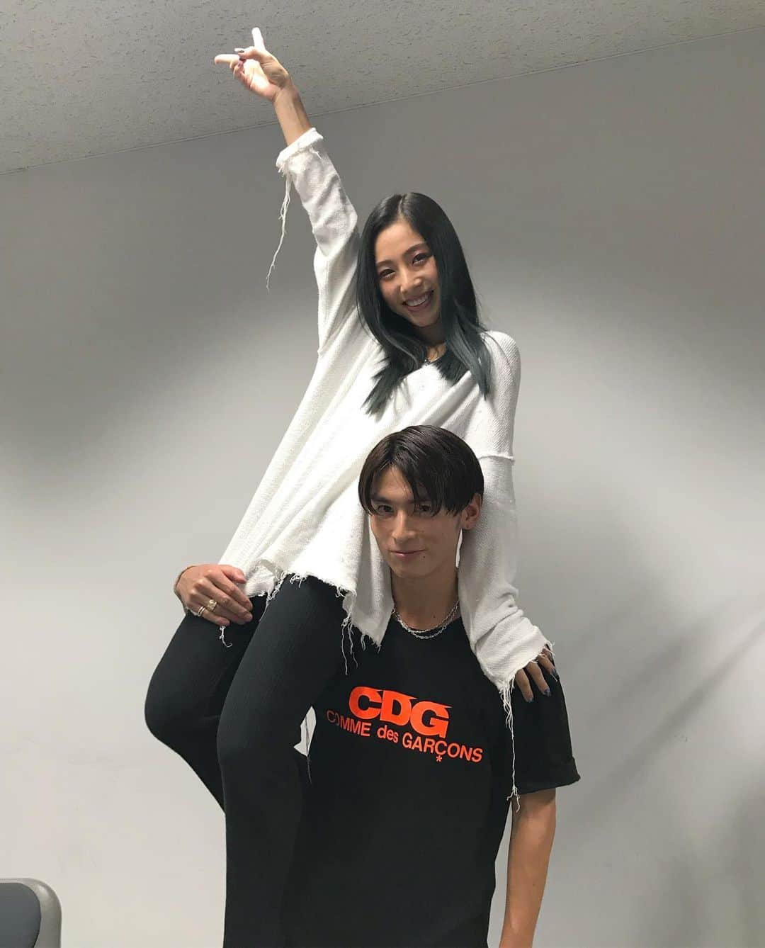 honoka のインスタグラム：「なおてぃー誕生日おめでとう🔥🔥 記念に担いでもらったー💪🏽✨ わーい！わーい🙋🏻」