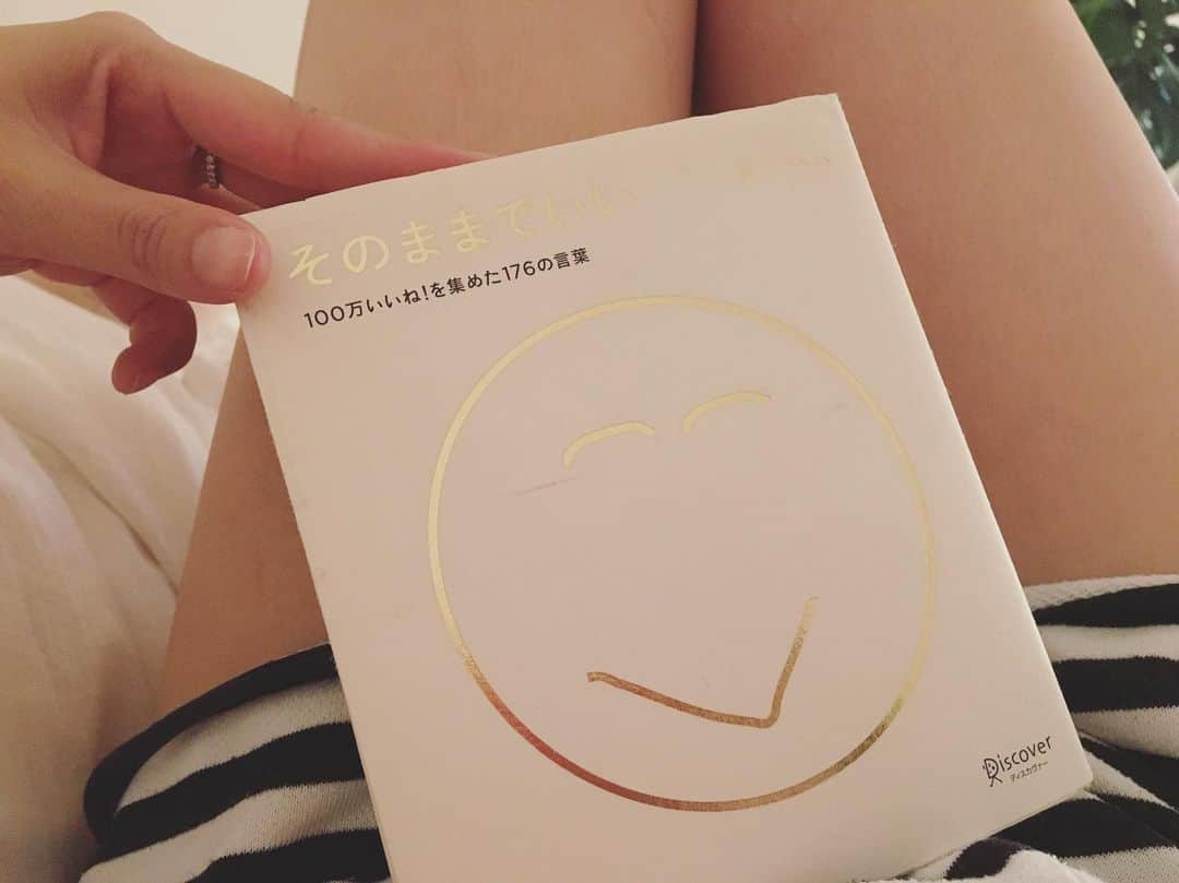 上妻未来さんのインスタグラム写真 - (上妻未来Instagram)「昨日ストリートで紹介したお気に入りの本📚 ・ ・ 言葉ってすごいよね たった一言で暖かくなるんだもん🌙 #そのままでいい #田口久人 さん」9月18日 22時46分 - kozuma.m