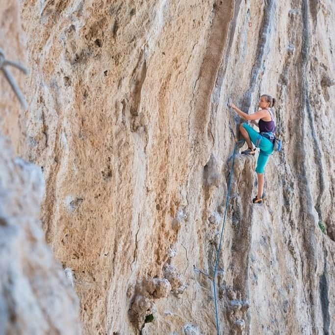 カタリーナ・ザーヴァインさんのインスタグラム写真 - (カタリーナ・ザーヴァインInstagram)「Ohhh, how I miss this place! It was an awesome 2 weeks in Kalymnos with a fun crew, great climbing and relaxing at the sea.  Pics by @tobias_lanzanasto  #kalymnos #greece #climbing #climbingholiday #funtimes」9月18日 22時46分 - katha_saurwein