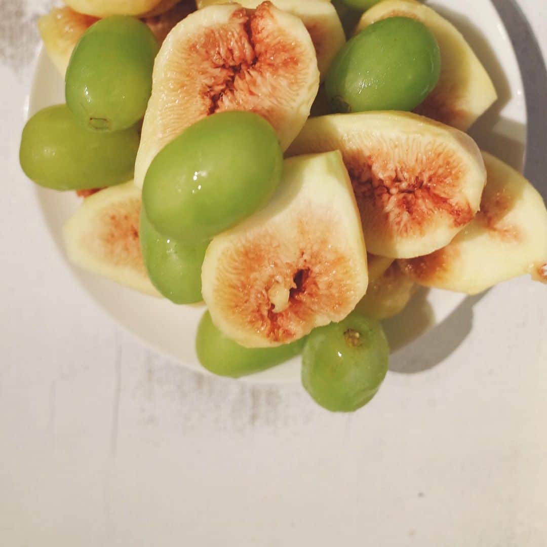 HALCAさんのインスタグラム写真 - (HALCAInstagram)「🍇🥭🍇🥭🍇🥭🍇🥭 いただいた #いちじく と #マスカット  いちじくは少し食べて、残りはグツグツ煮詰め ジャムにする夜。明日パン買って塗って食べよ。 #fruits #figue #muscat #figues #halcafe_vg」9月18日 22時47分 - halca_
