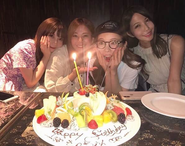 希帆さんのインスタグラム写真 - (希帆Instagram)「@satomi_shigemori 🎂💕 豪華なケーキに大喜び🐰㊙️（笑） 初めましての @serina_ueda ちゃん🙈 さっちゃんからずっとお話し聞いていて、 やっとお会いできて嬉しいかったぁ🙈❤︎ こんなお洒落な所で一緒にお祝い出来て、 大人の階段登れた気がする🦛🐾（笑）」9月18日 22時47分 - k_i_h_o_