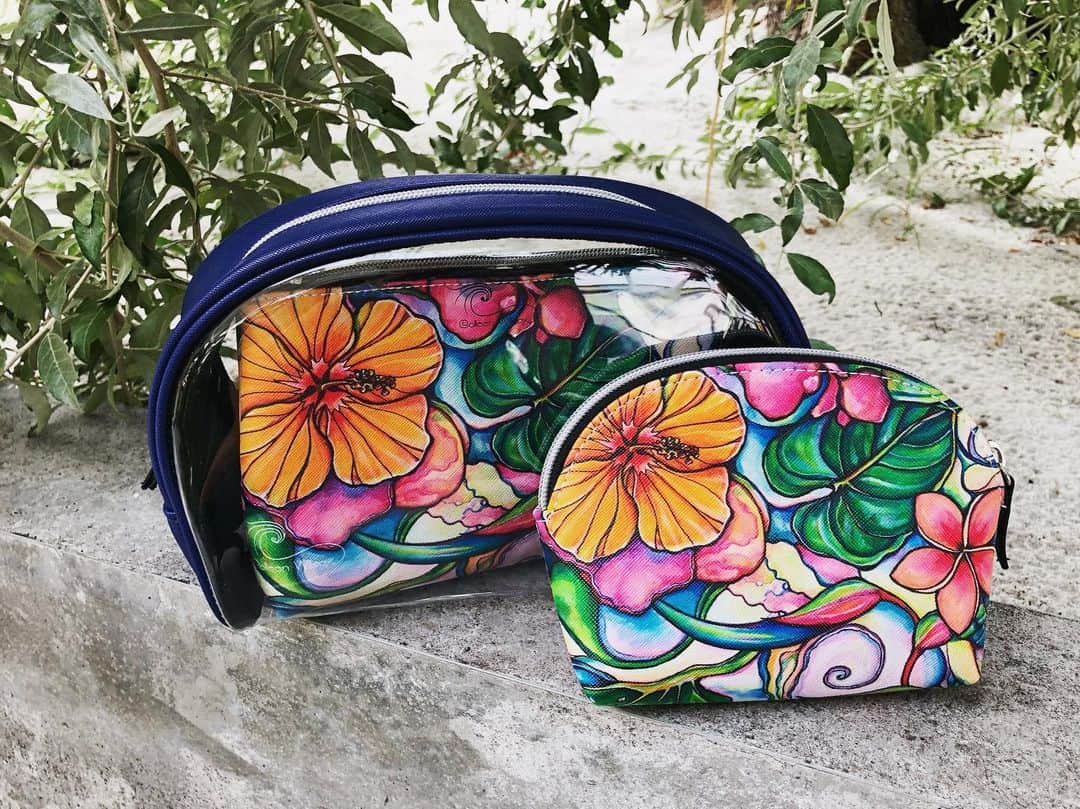 ラレイアのインスタグラム：「🌴 大HITシリーズ🧡 Colleen Wilcoxのアートデザインの3点セットポーチに🆕アート "Return to Paradise" がデビュー🌴✨ ・ ギフトにもおすすめです😍💞 ・ ぜひcheckしてみてください🌺 @laleia_official  @colleenwilcoxgallery_jp  #colleenwilcox#art#hawaii#aloha#surf#beach#laleia#ハワイ#フォトジェニック#インスタ映え#インスタ女子#アロハ#ビーチ#海を感じる雑貨#ラレイア#アート#ビーチガール#サーフスタイル#大人カジュアル#秋#ポーチ#楽天#コリーンウィルコックス」