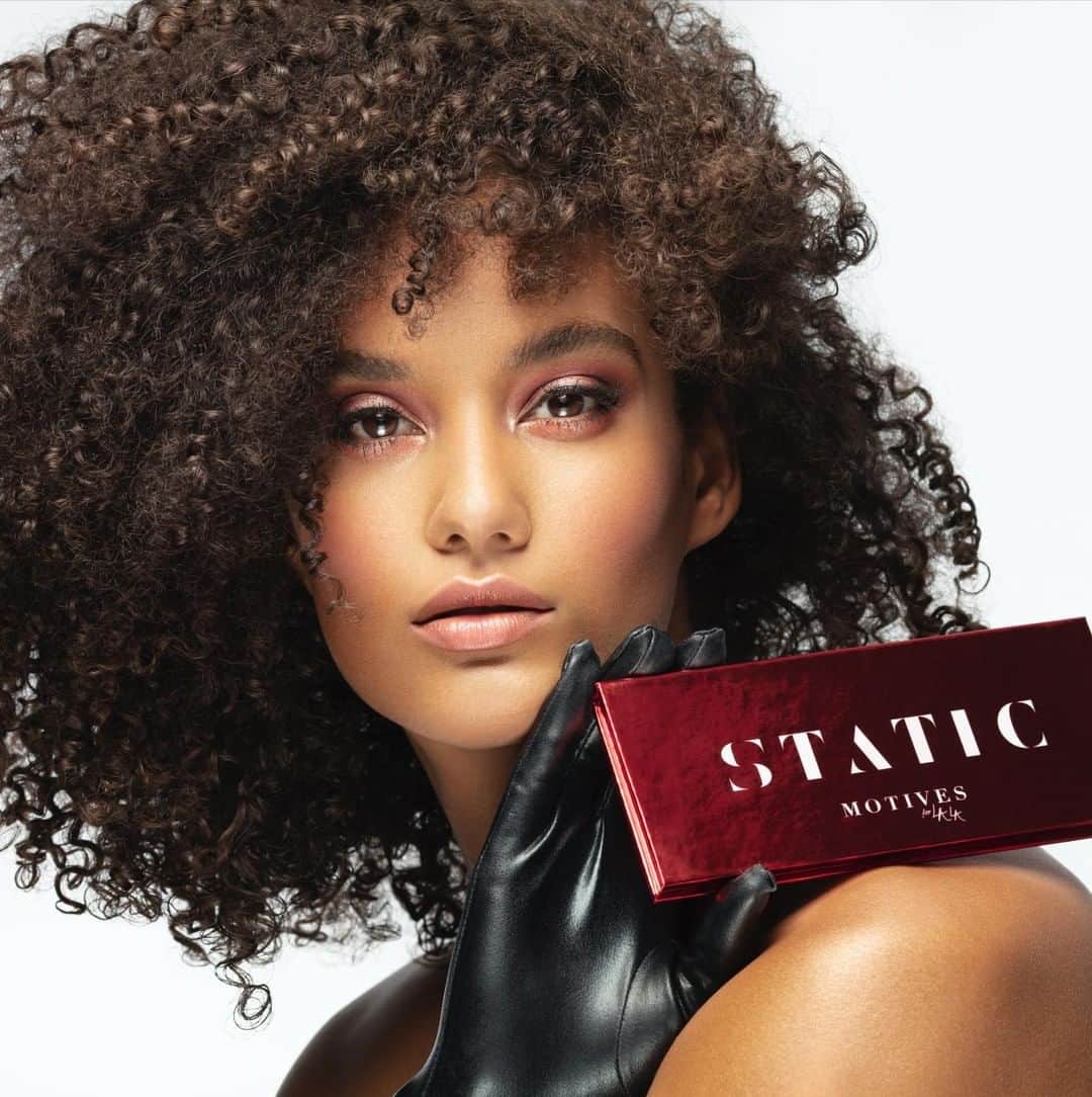 Motives Cosmeticsさんのインスタグラム写真 - (Motives CosmeticsInstagram)「Give your look at Static Shock⚡ with our new Motives for @lala Static Palette. . . . . #motives #motivescosmetics  #mua #makeuplove #makeupartist  #makeupadict #makeupobsessed #bossbabe #jetsetter #goaldigger #static #makeuppalette #eyeshadowpalette」9月18日 23時01分 - motivescosmetics