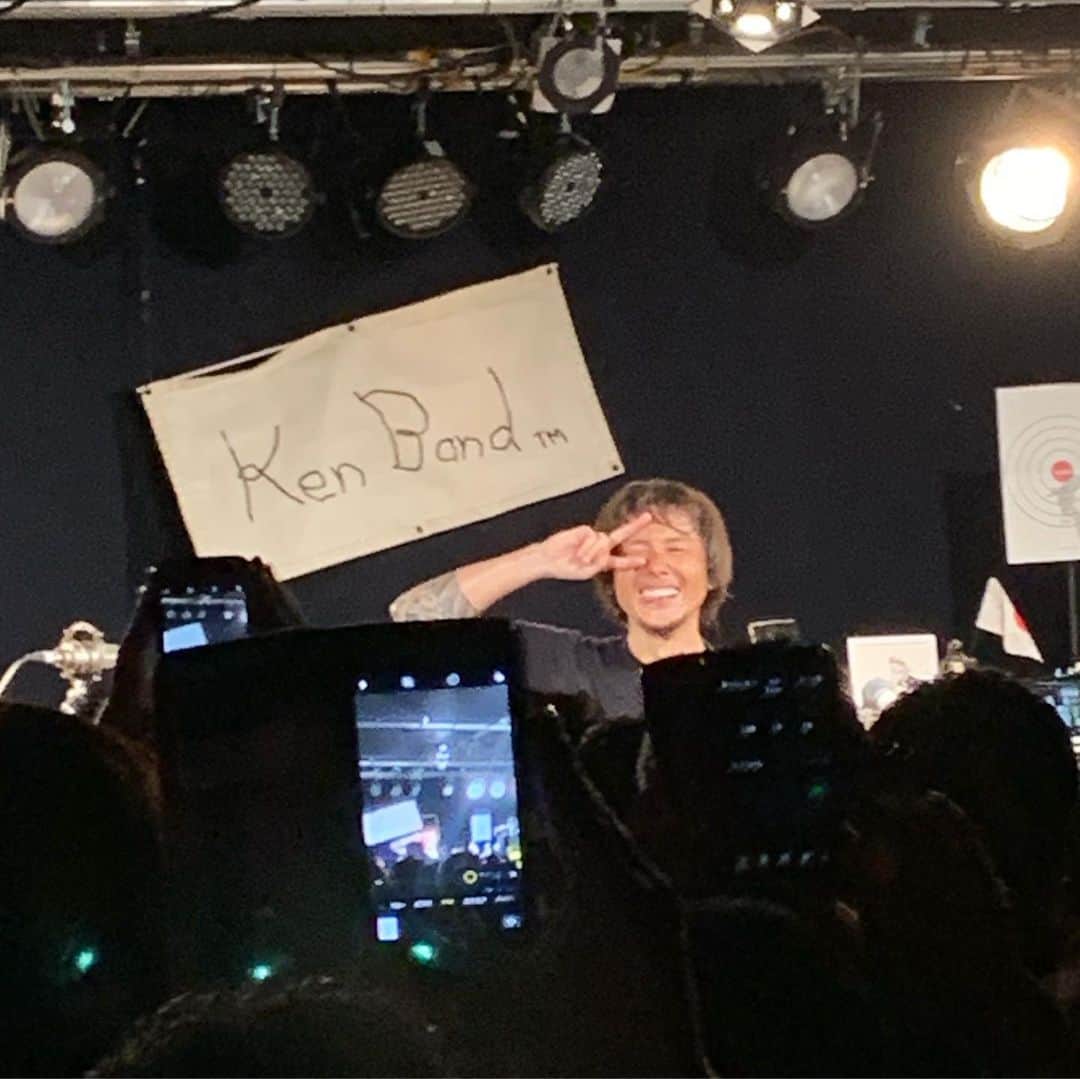 マキヒロチのインスタグラム：「〆切前なのにまた健さんを観るためだけに帯広に来ました。ホテルでしっかり仕事して豚丼だけ食べて帰ります。  #帯広でご機嫌な横山健  #珍しくカメラ許可 #kenyokoyama #横山健 #愛が重い」